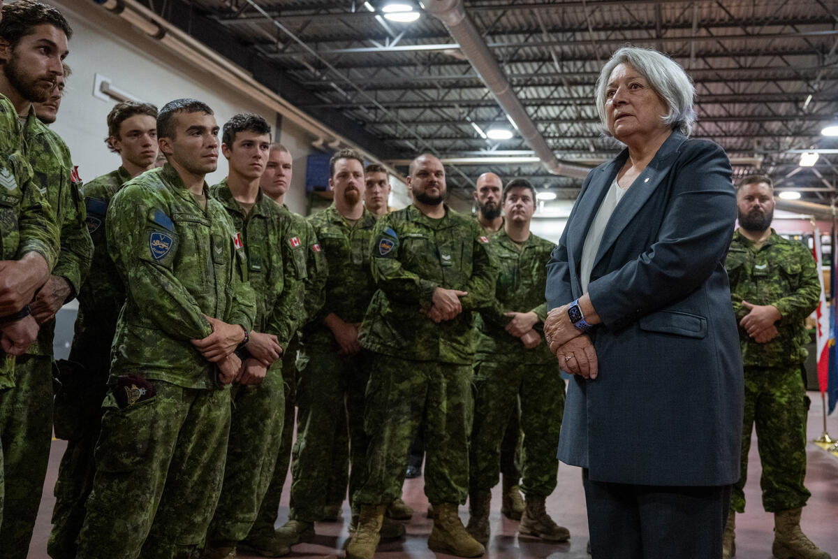 La gouverneure générale Mary Simon s'entretient avec des membres des Forces armées canadiennes déployés dans le cadre de l'OP Lentus