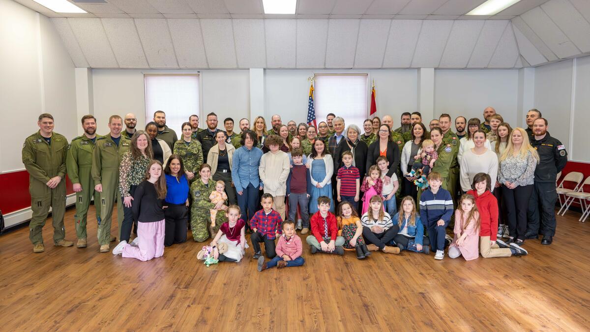La gouverneure générale Mary Simon pose avec des membres des Forces armées canadiennes et leurs familles