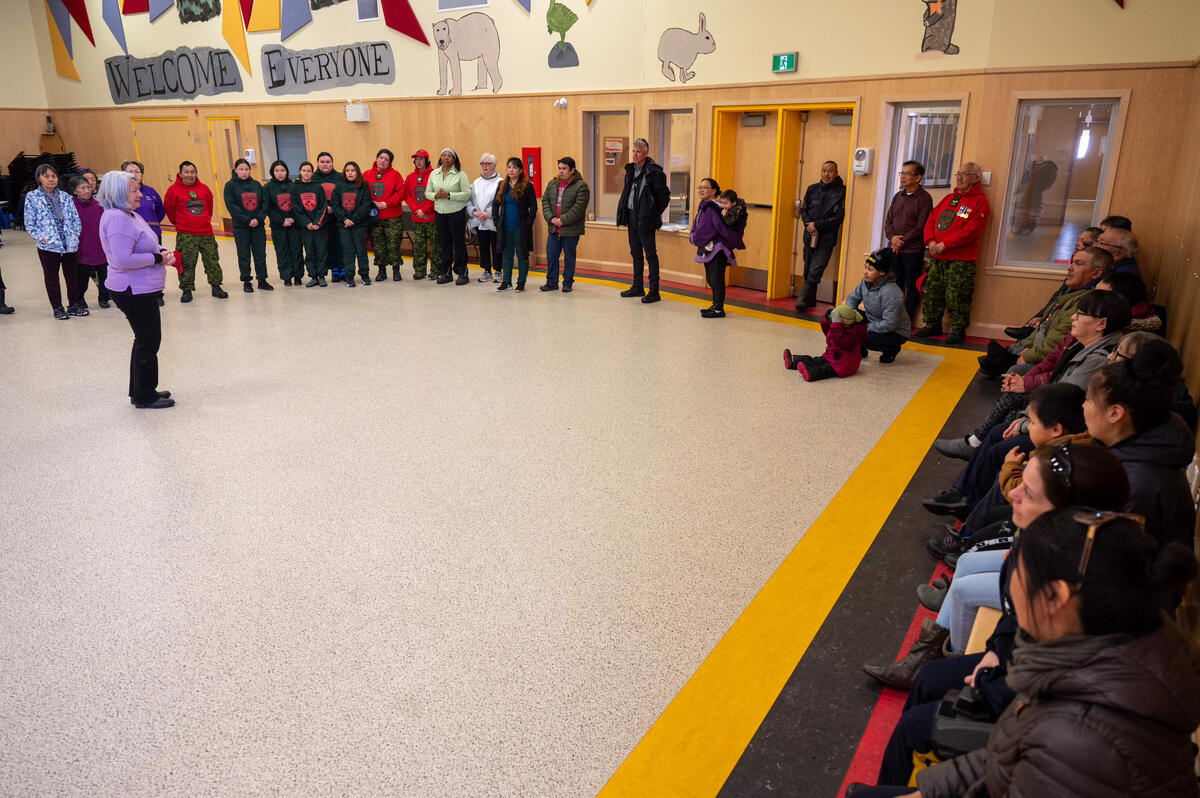 La gouverneure générale Mary Simon s'adresse aux membres de la communauté rassemblés en cercle.