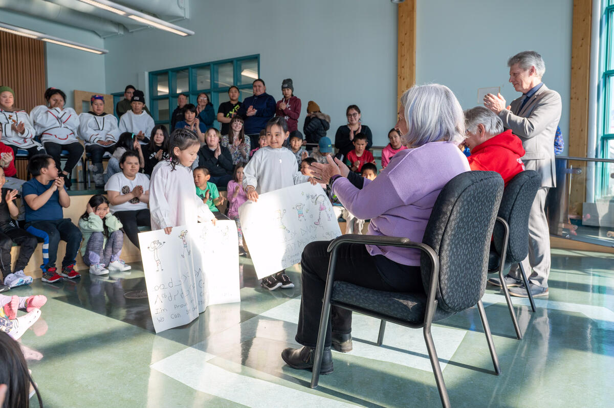 La gouverneure générale Mary Simon reçoit des dessins de deux jeunes enfants inuits