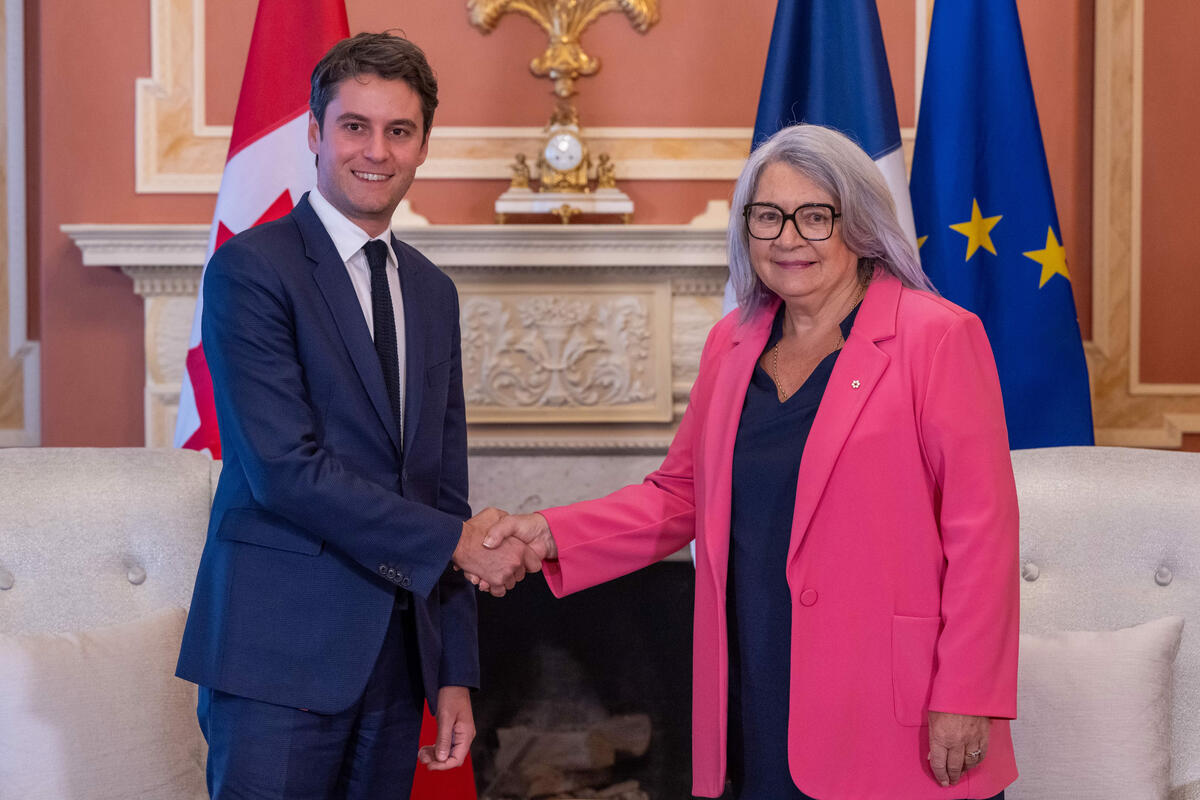 La gouverneure générale Mary Simon serre la main de Son Excellence monsieur Gabriel Attal, premier ministre de la République française.