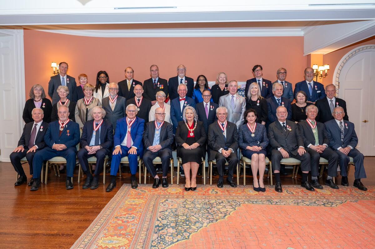 Photo de groupe avec la gouverneure générale Simon et les membres de l'Ordre du Canada.
