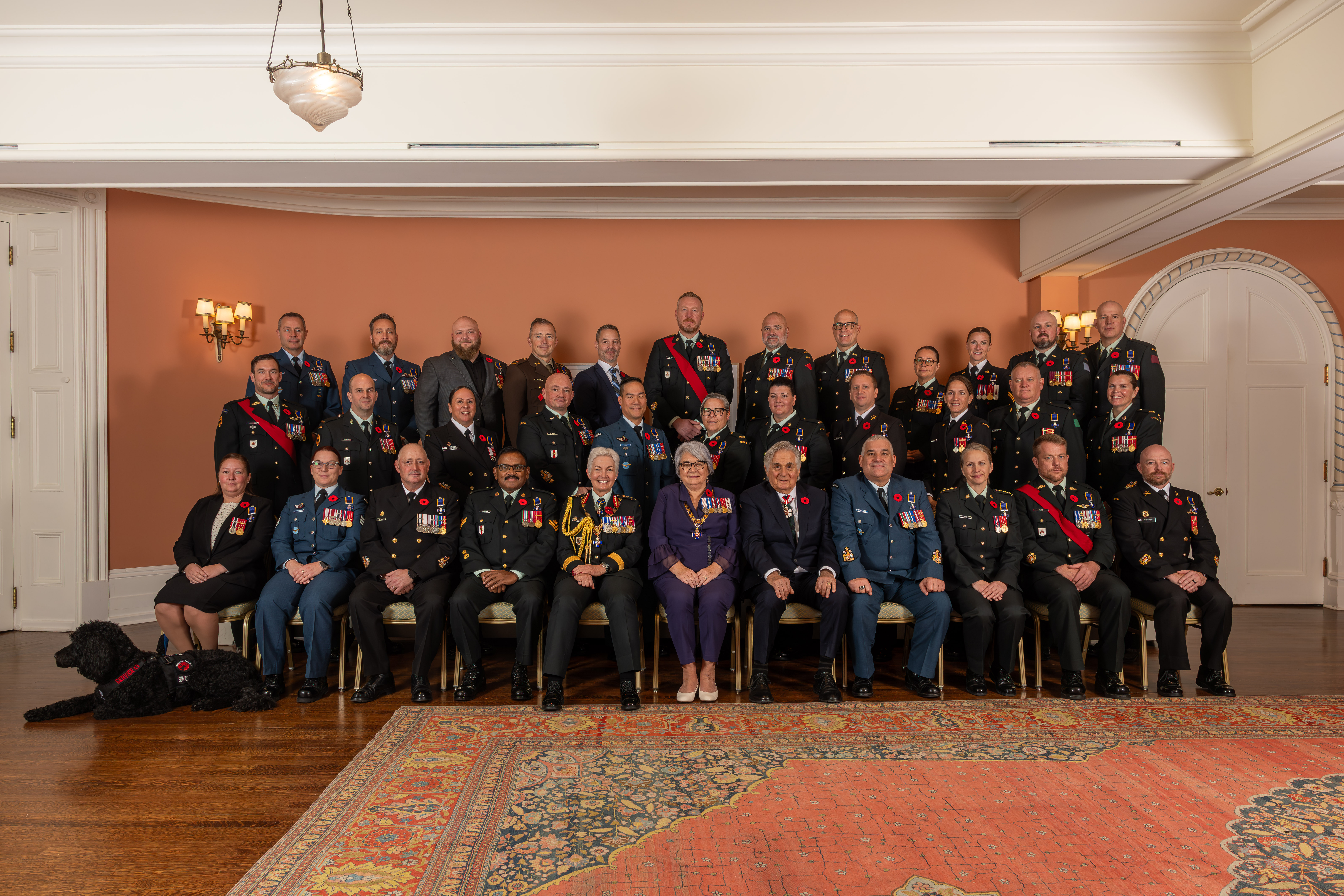 La gouverneure générale Simon et des membres des Forces armées canadiennes suivant une cérémonie de remise de l'Ordre du mérite militaire.