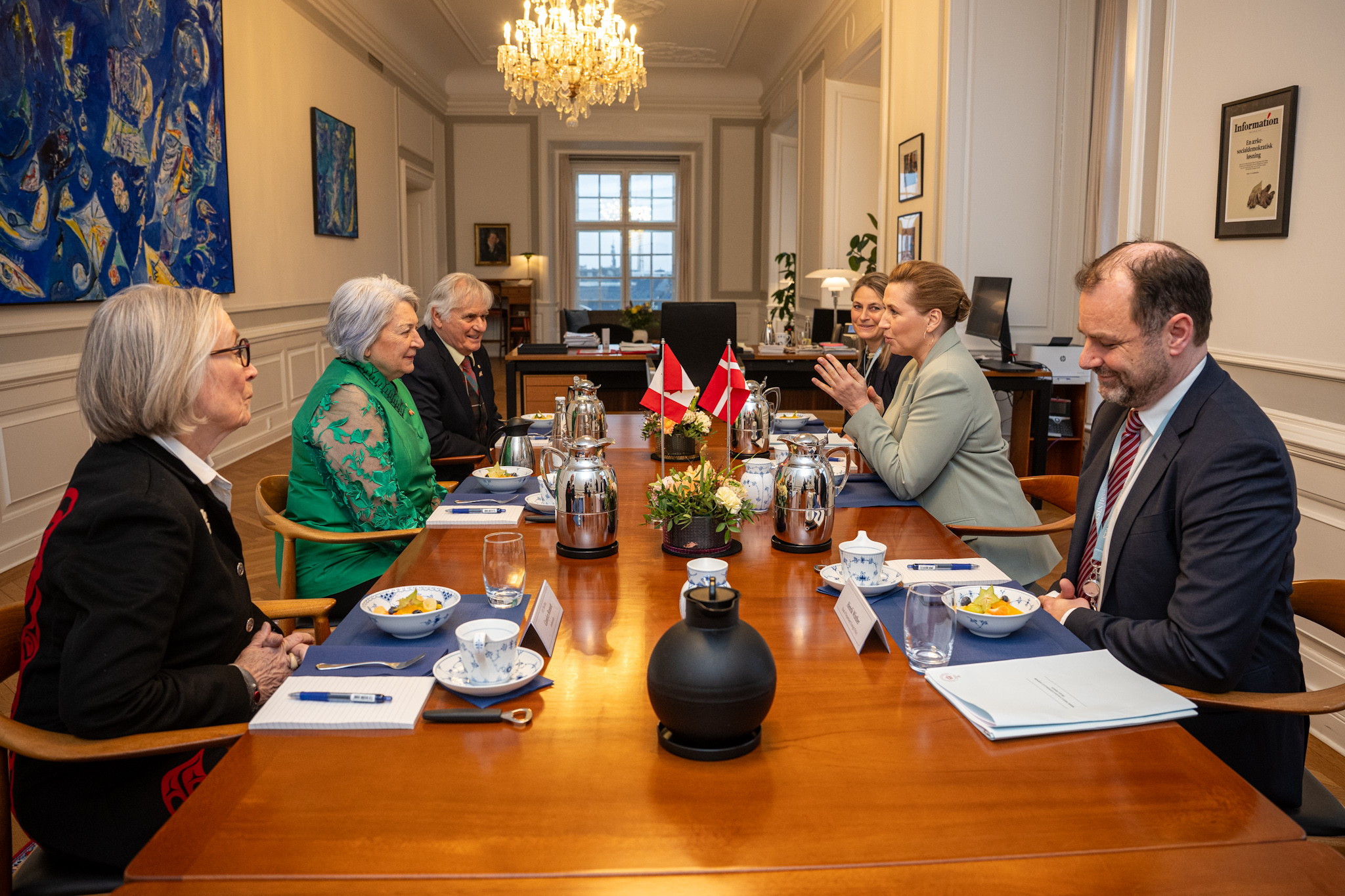 De gauche à droite : ambassadrice Carolyn Bennett, gg Mary Simon, M. Whit Fraser, chef du département de l'Atlantique Nord Christine Pii Hansen, Première ministre Mette Frederiksen et chef du département de la politique étrangère Henrik Winther.