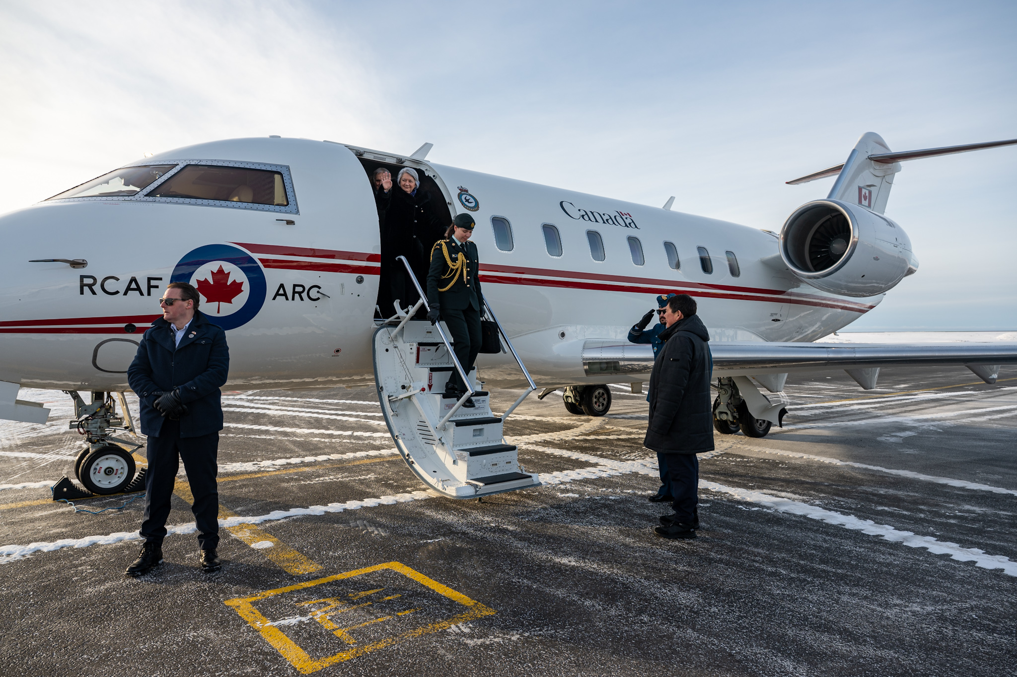 La gouverneure générale Mary Simon descendant les marches d'un avion à son arrivée au Groenland.