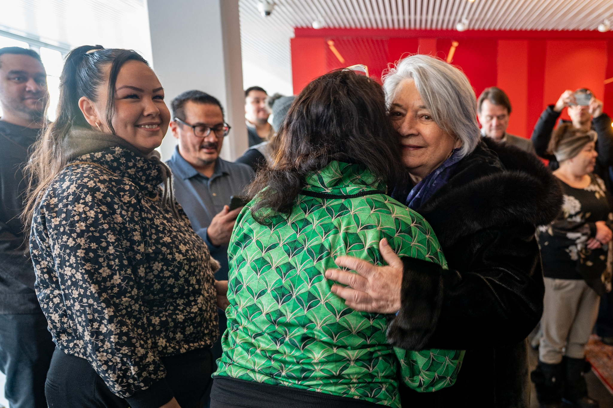 La gouverneure générale Mary Simon embrassant une personne dans la foule venue l'accueillir au Groenland.