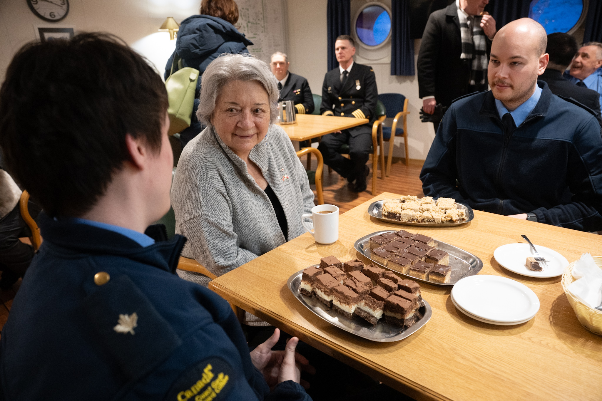 La gouverneure générale assise avec les membres d'équipage à bord du NGCC Jean Goodwill.