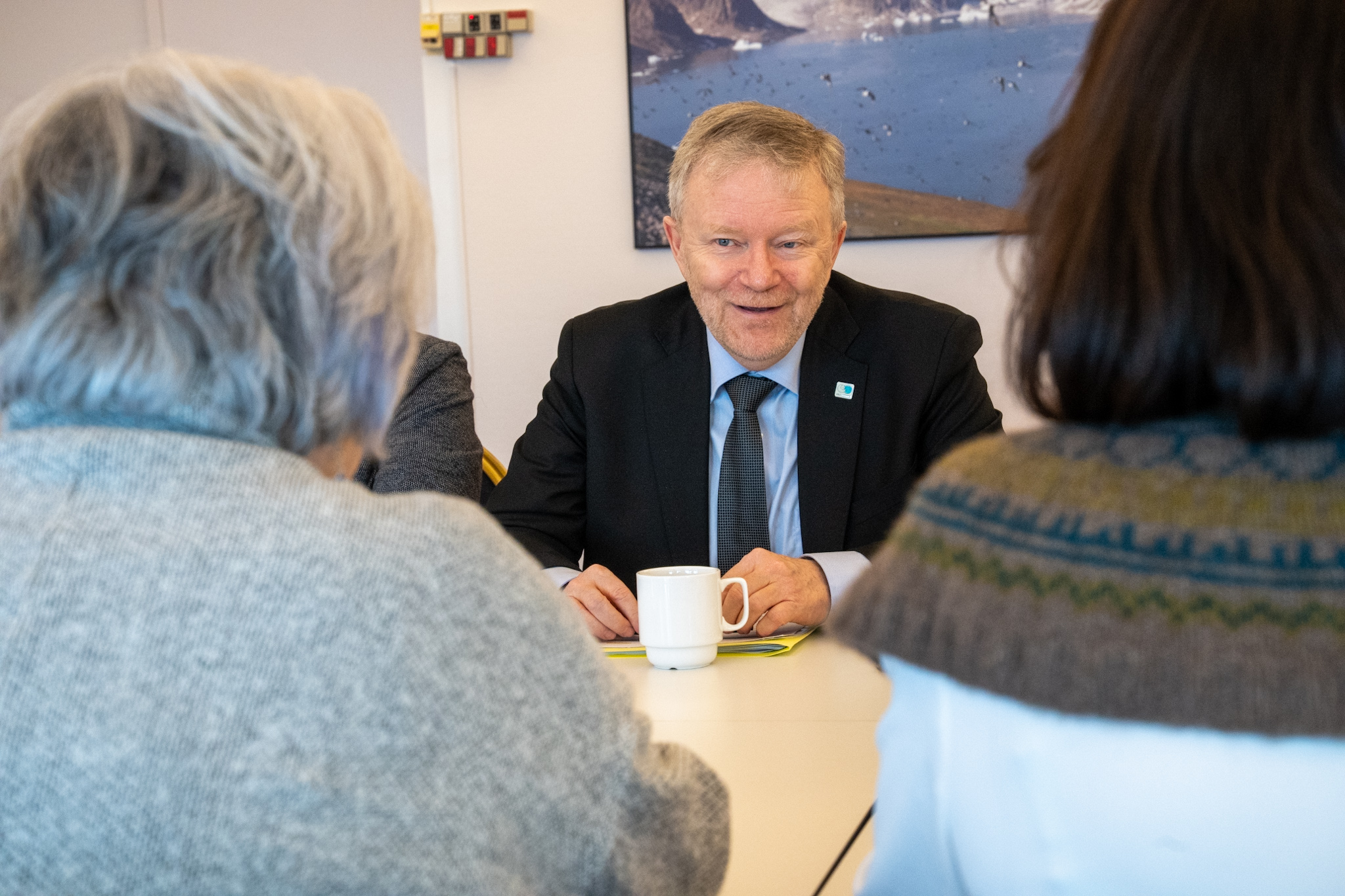 Kenneth Høegh, président du Comité des hauts fonctionnaires de l'Arctique du Conseil de l'Arctique, est assis à une table en face du gouverneur général. Il a une tasse de café devant lui.