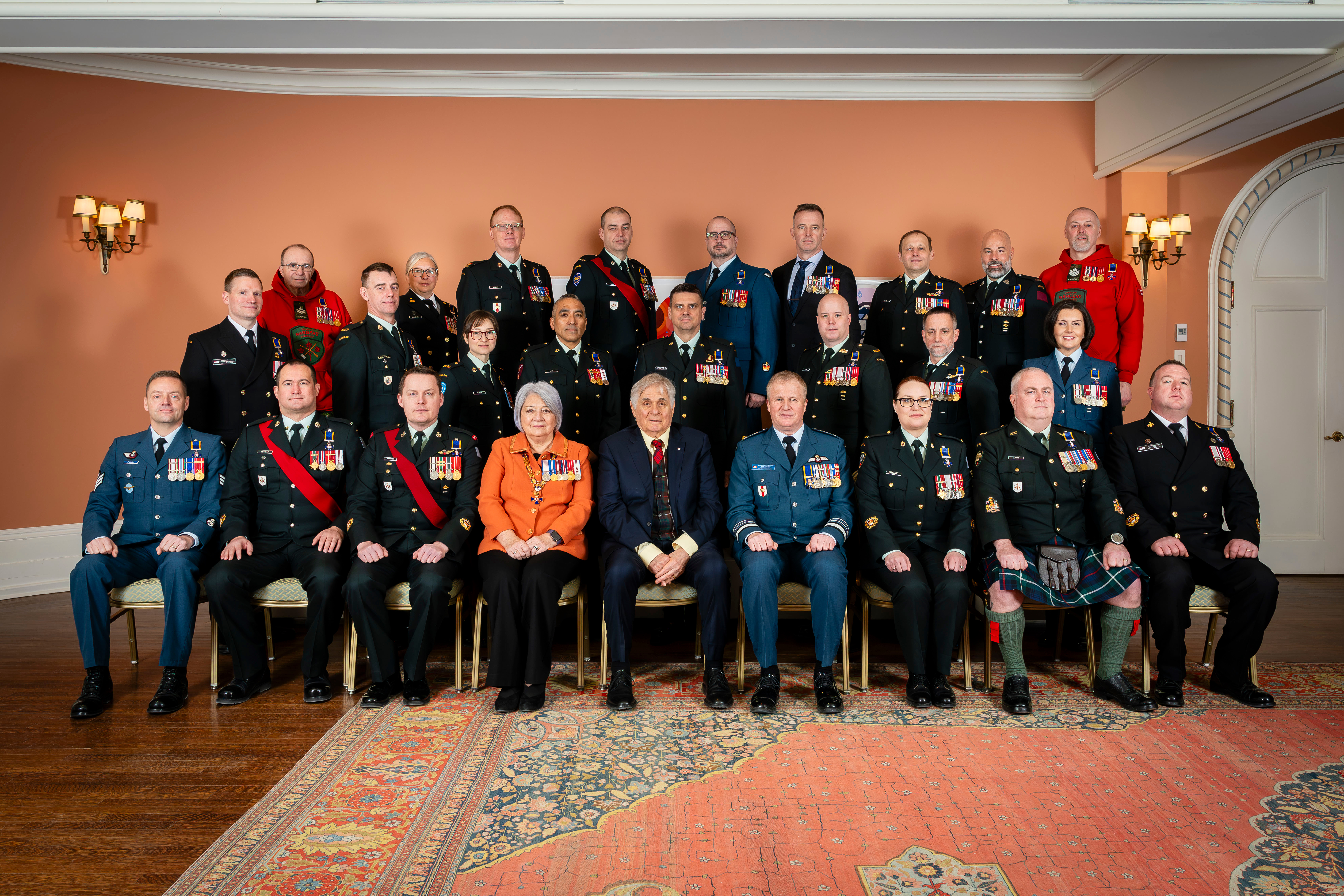 La gouverneure générale Simon et M. White Fraser assis au centre d'une photo de groupe montrant des membres de l'Ordre du mérite militaire..