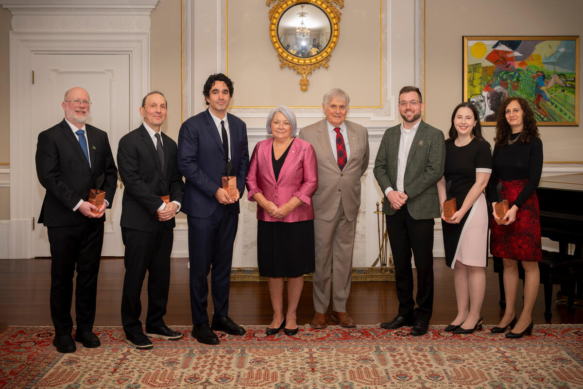 La gouverneure générale Mary Simon et M. Whit Fraser aux côtés des six lauréats du Prix de l'innovation du gouverneur général.