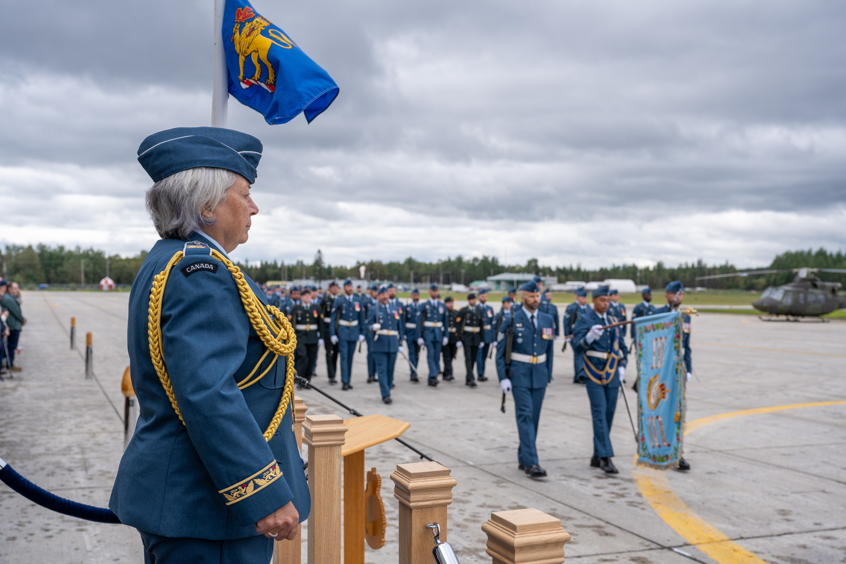 La gouverneure générale Mary Simon se tient debout durant la parade