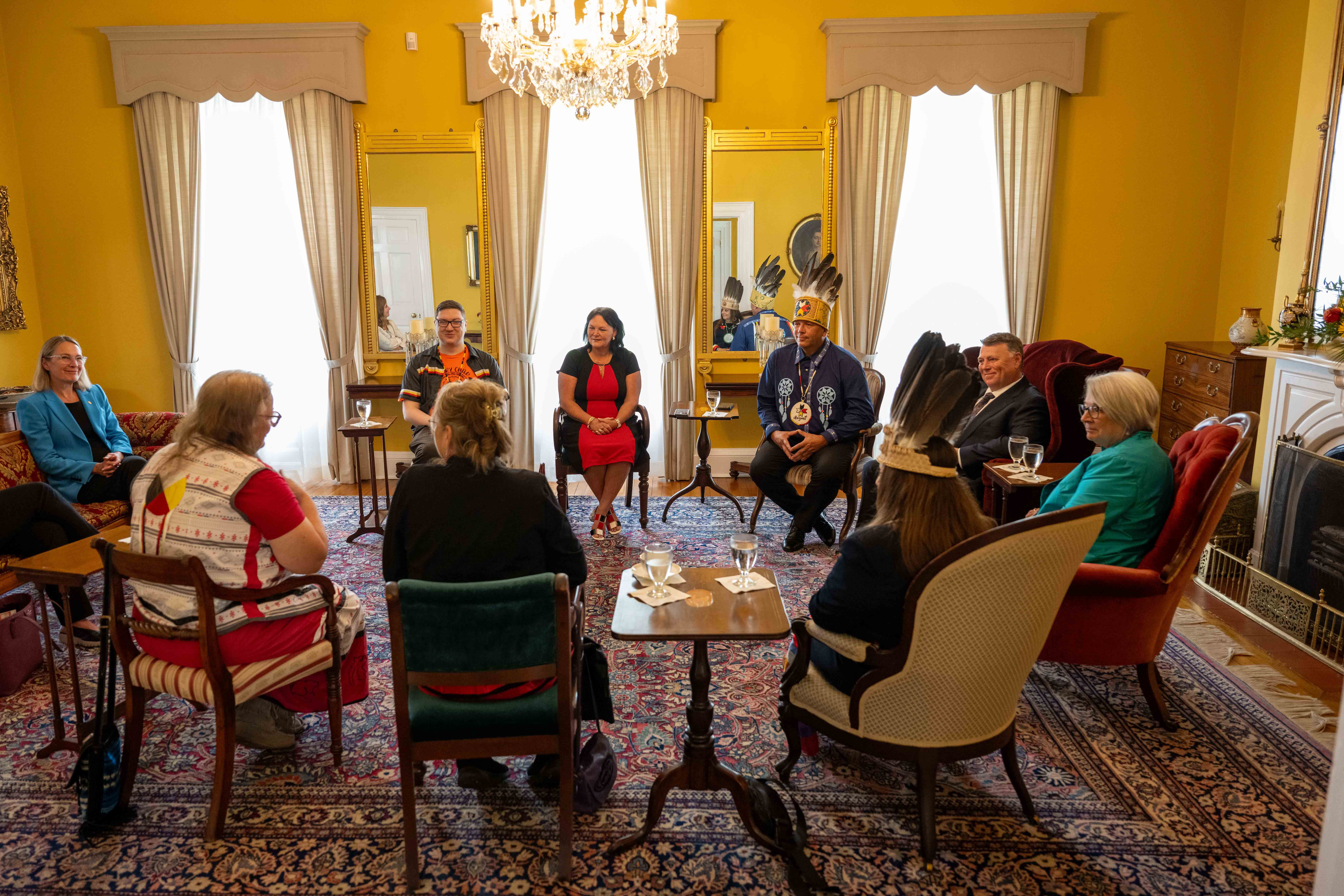 Le gouverneur général rencontre les dirigeants autochtones de la région.