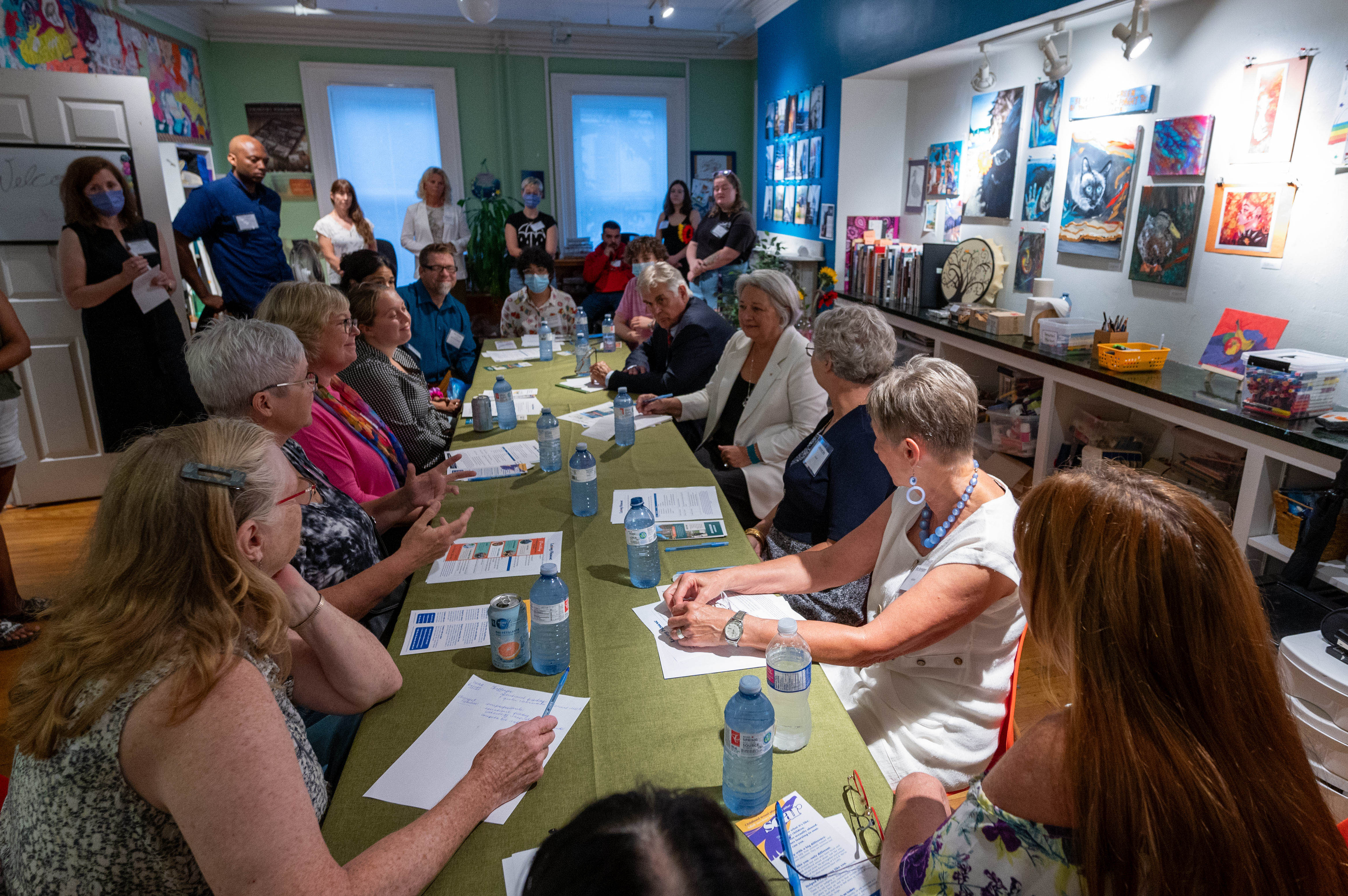 La gouverneure générale Mary Simon s'assoit et discute avec des jeunes participant à une activité artistique à la Maison Laing