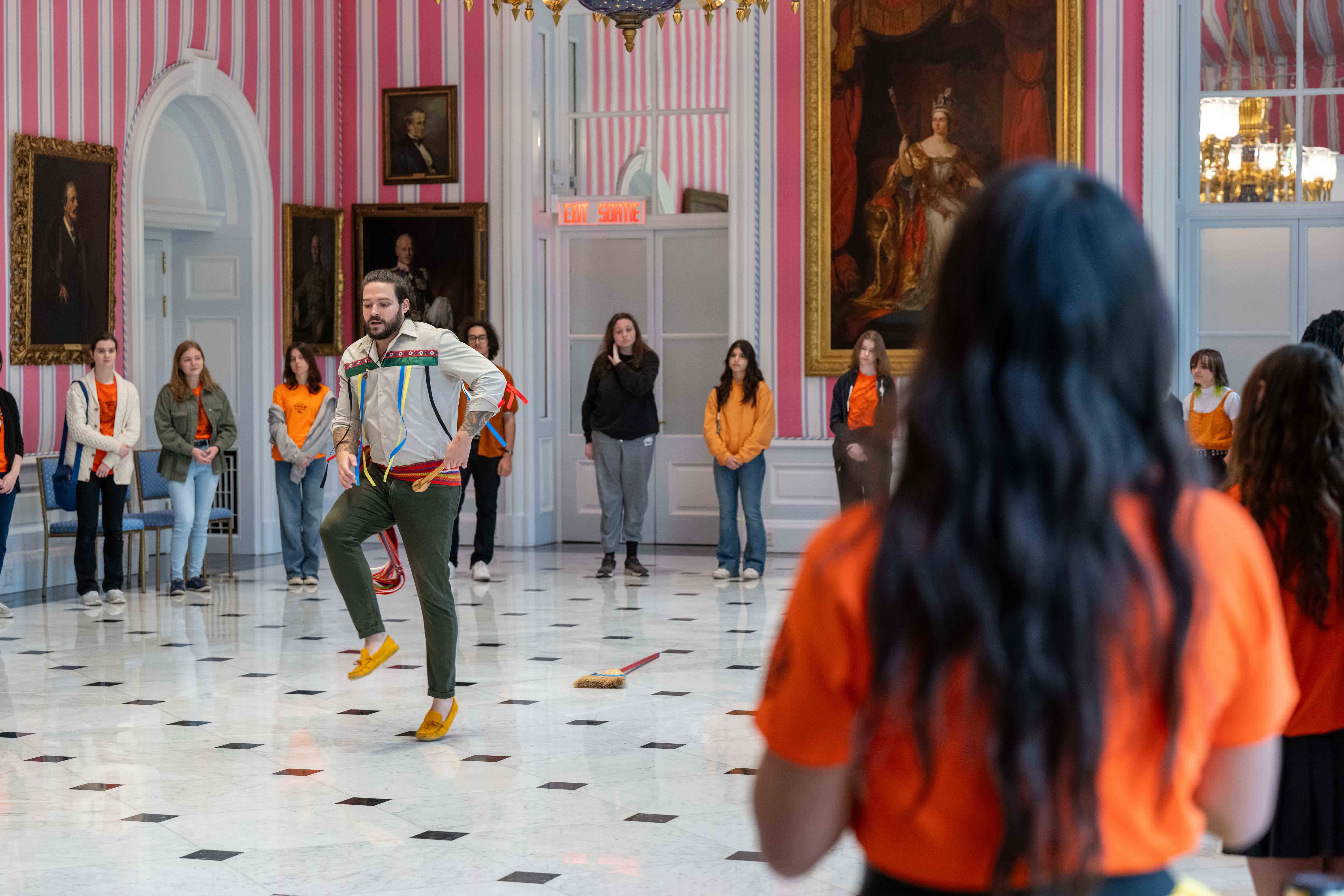 Enfants regardant un spectacle culturel