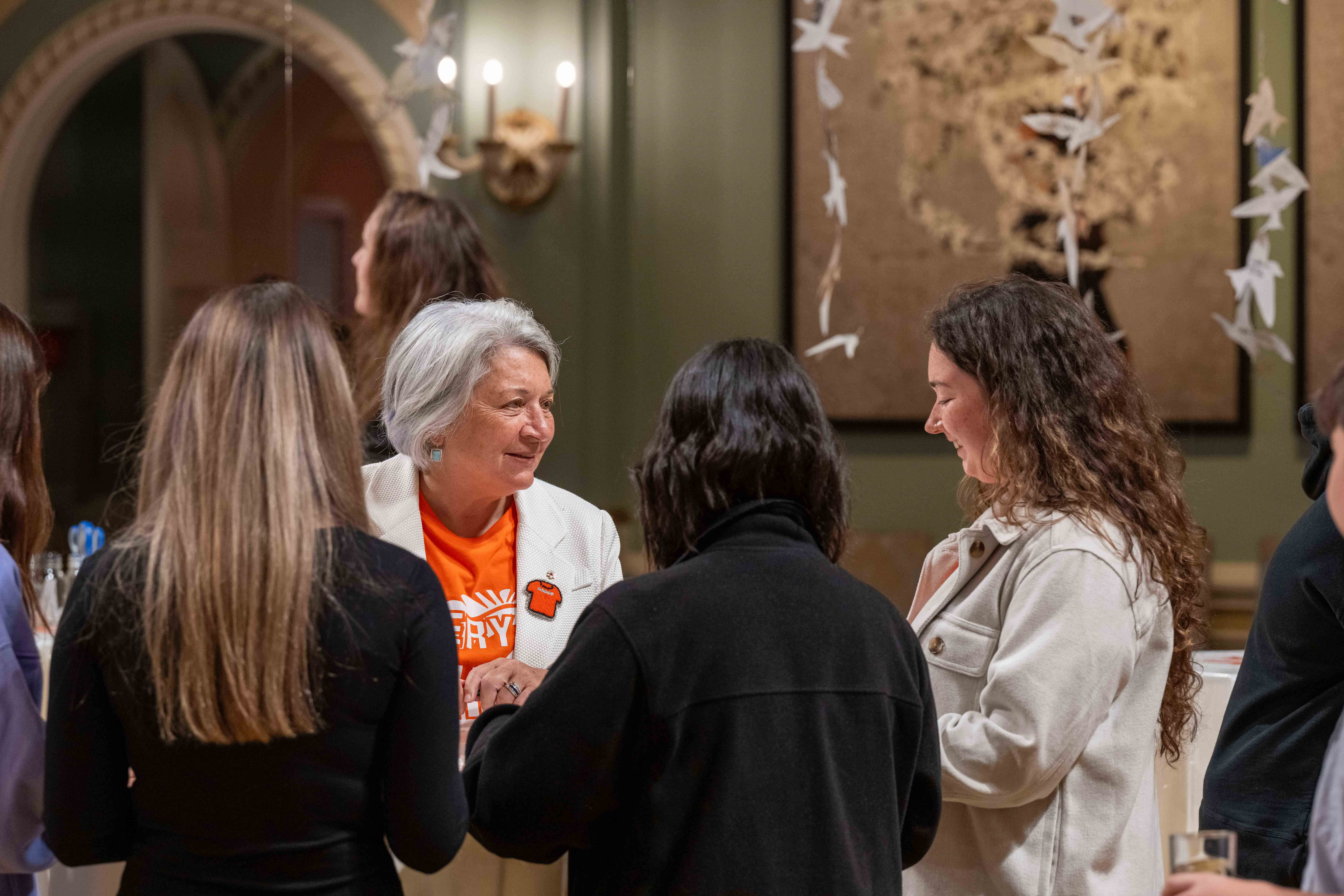 La gouverneure générale Mary Simon s'adresse aux participants à l'événement