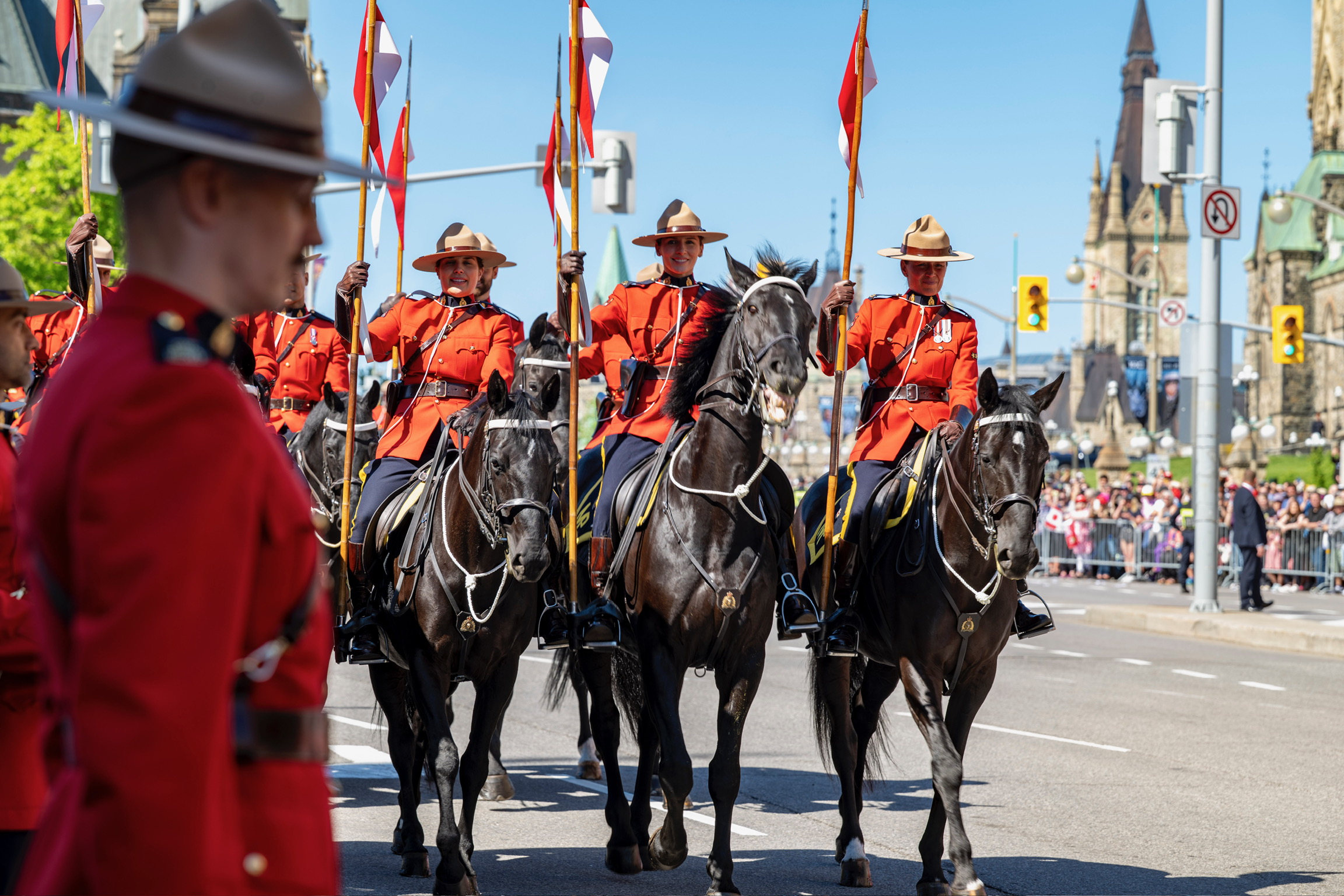 Les chevaux du Carrousel de la GRC en tête du défilé précédant Leurs Majestés.