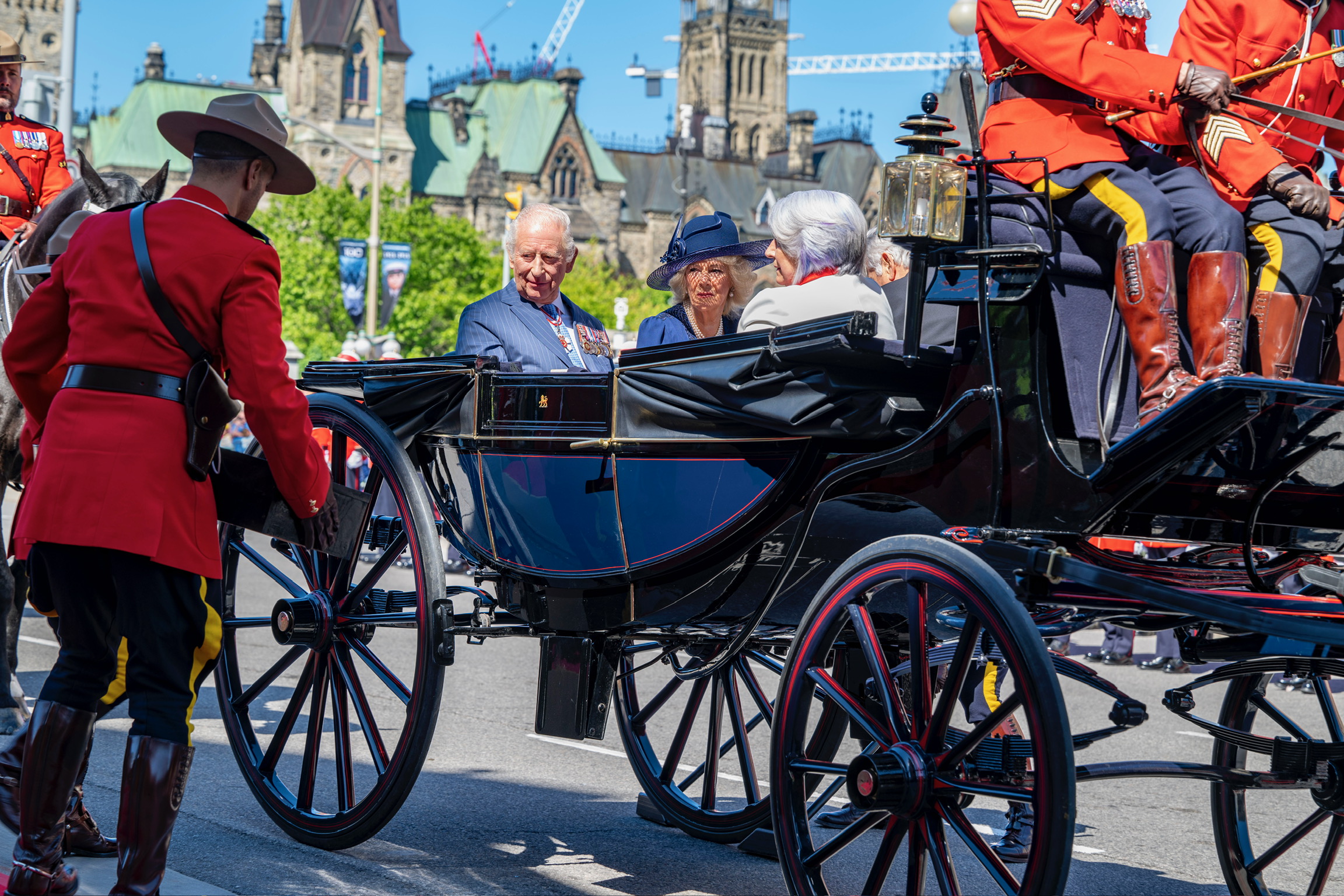 Leurs Excellences accompagnant Leurs Majestés dans le landau.