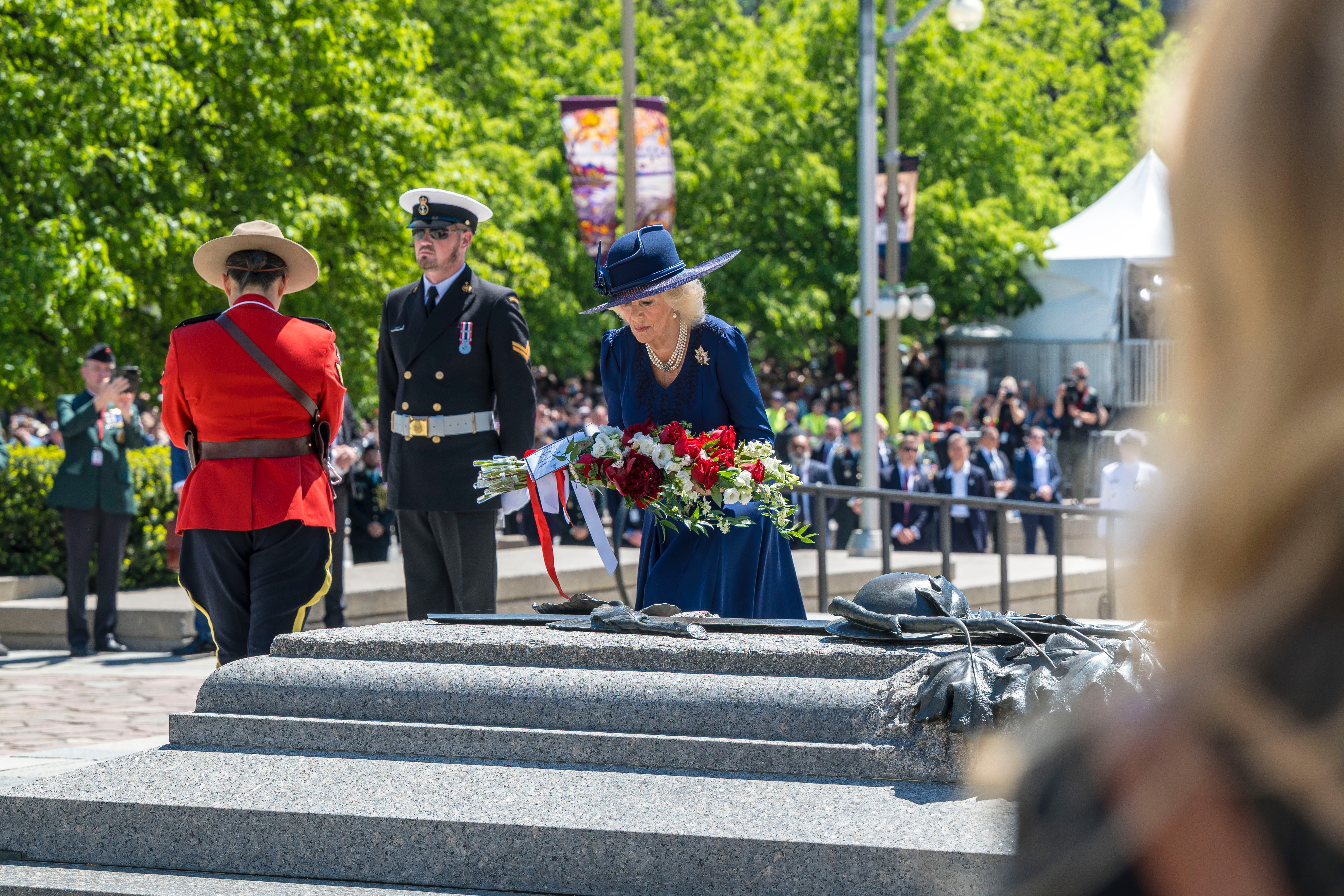 La reine Camilla dépose un bouquet de fleurs sur la tombe du soldat inconnu.