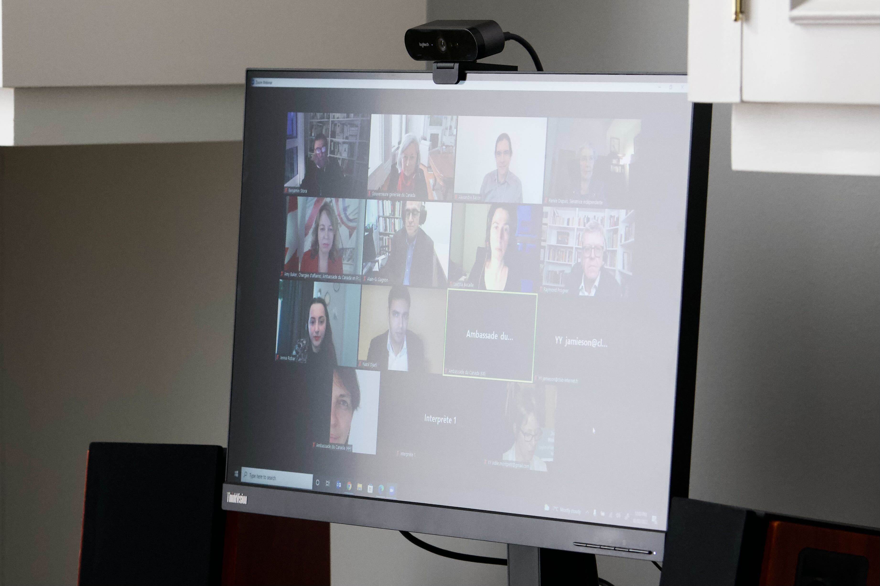 Vue d'un écran d'ordinateur. Des personnes participent à un événement virtuel.