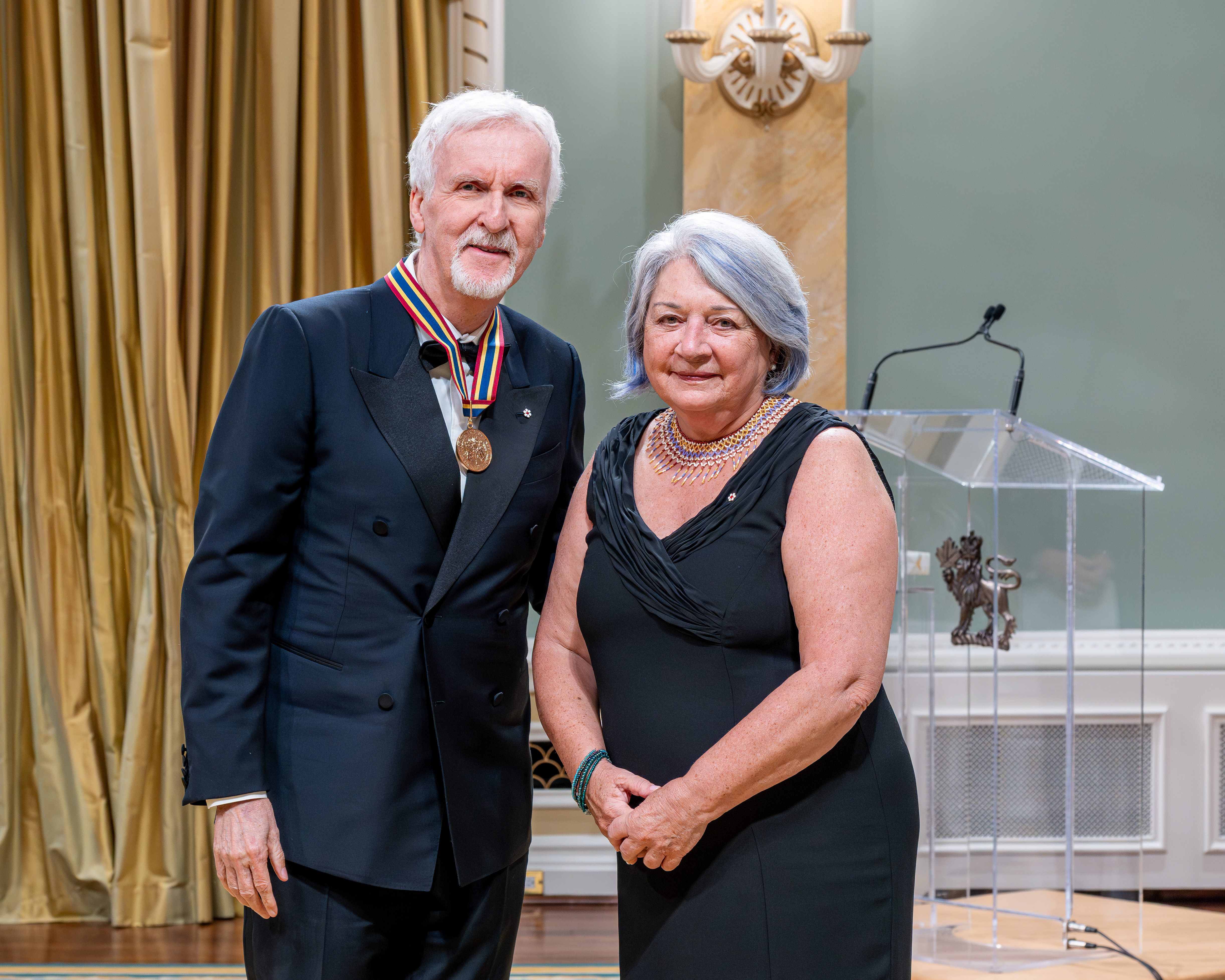 La gouverneure générale Mary Simon aux côtés du lauréat du Prix du Gouverneur général pour les arts du spectacle James Cameron.