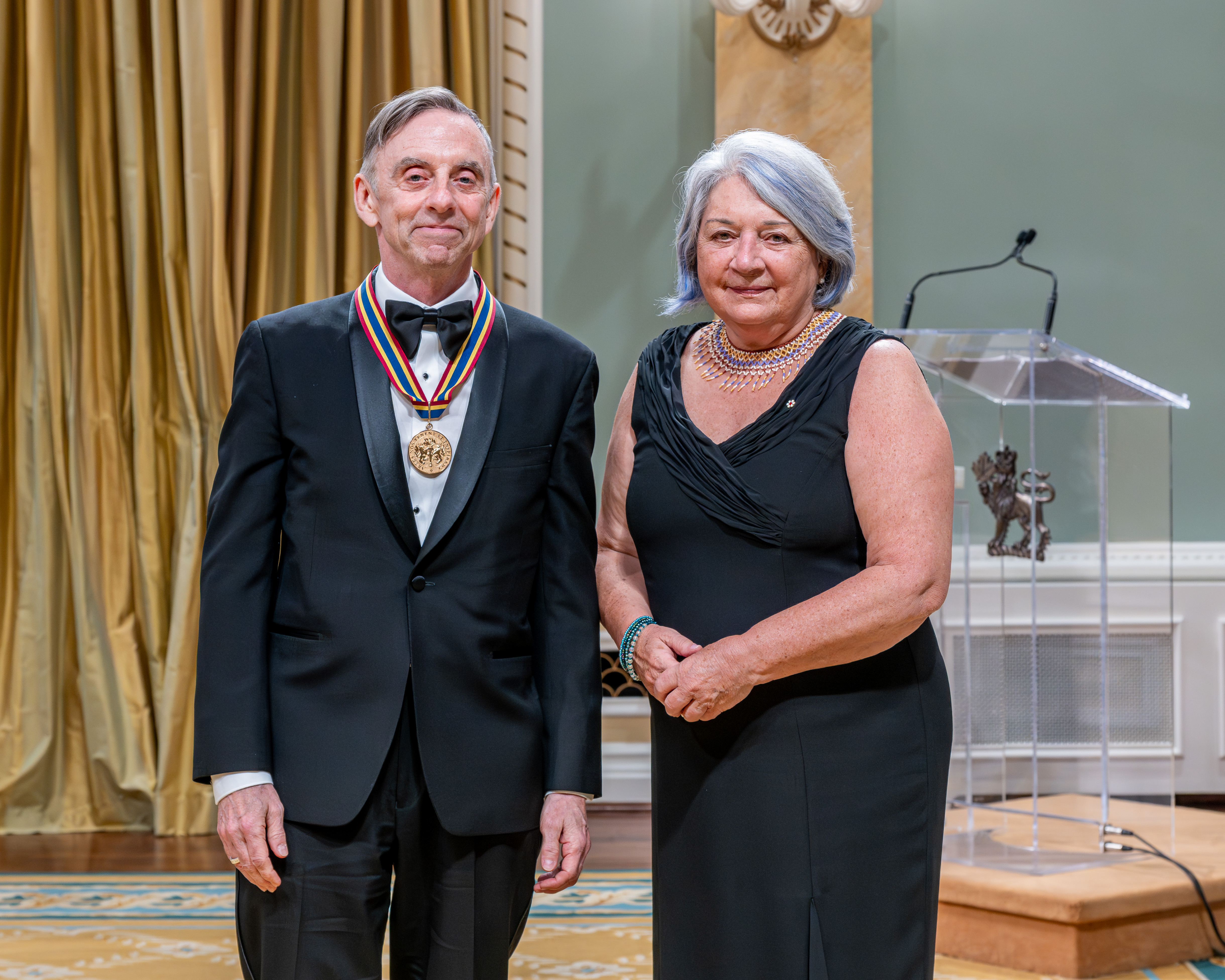 La gouverneure générale Mary Simon aux côtés du lauréat du Prix du Gouverneur général pour les arts du spectacle Sylvain Émard.