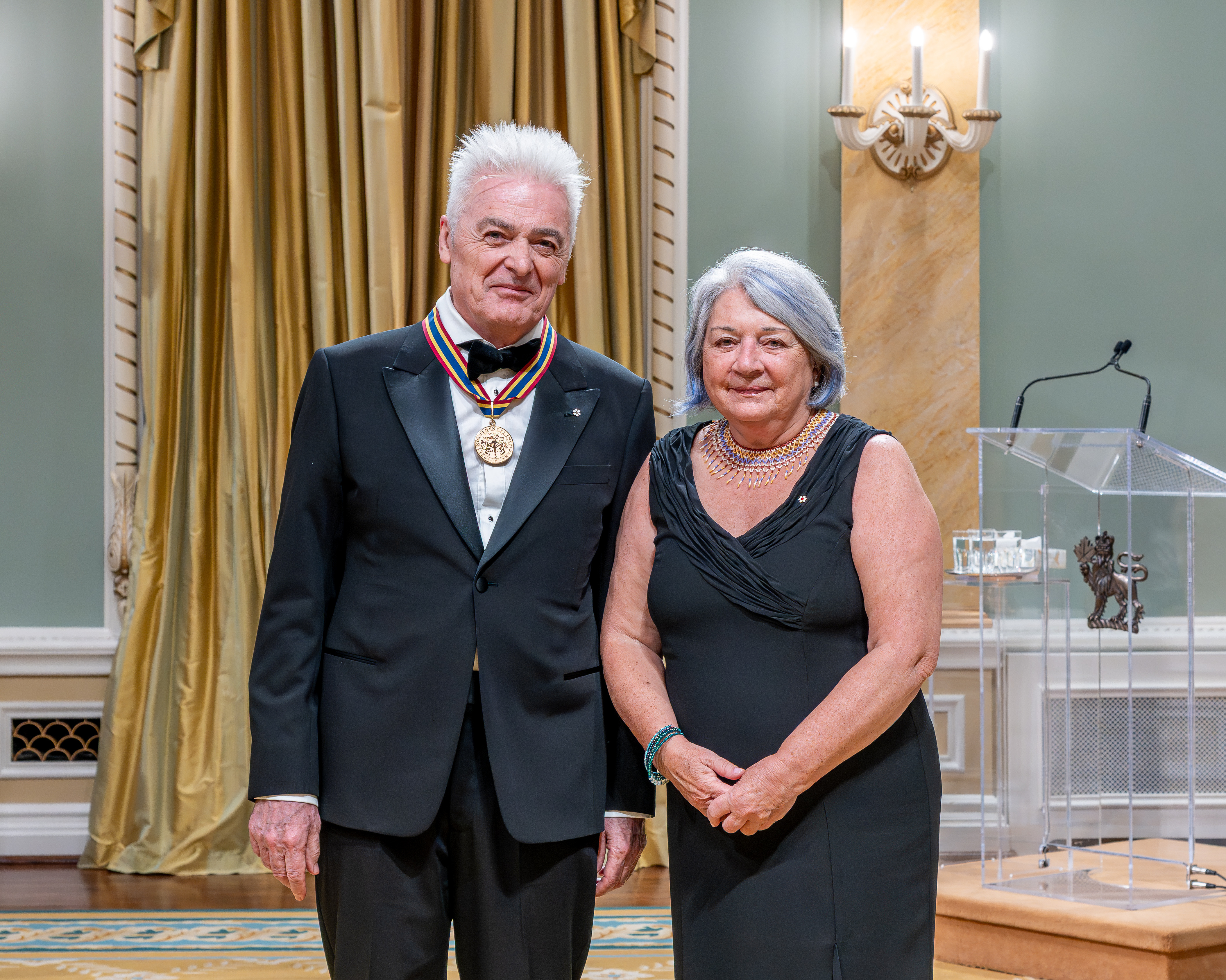 La gouverneure générale Mary Simon aux côtés du lauréat du Prix du Gouverneur général pour les arts du spectacleDaniel Lavoie.
