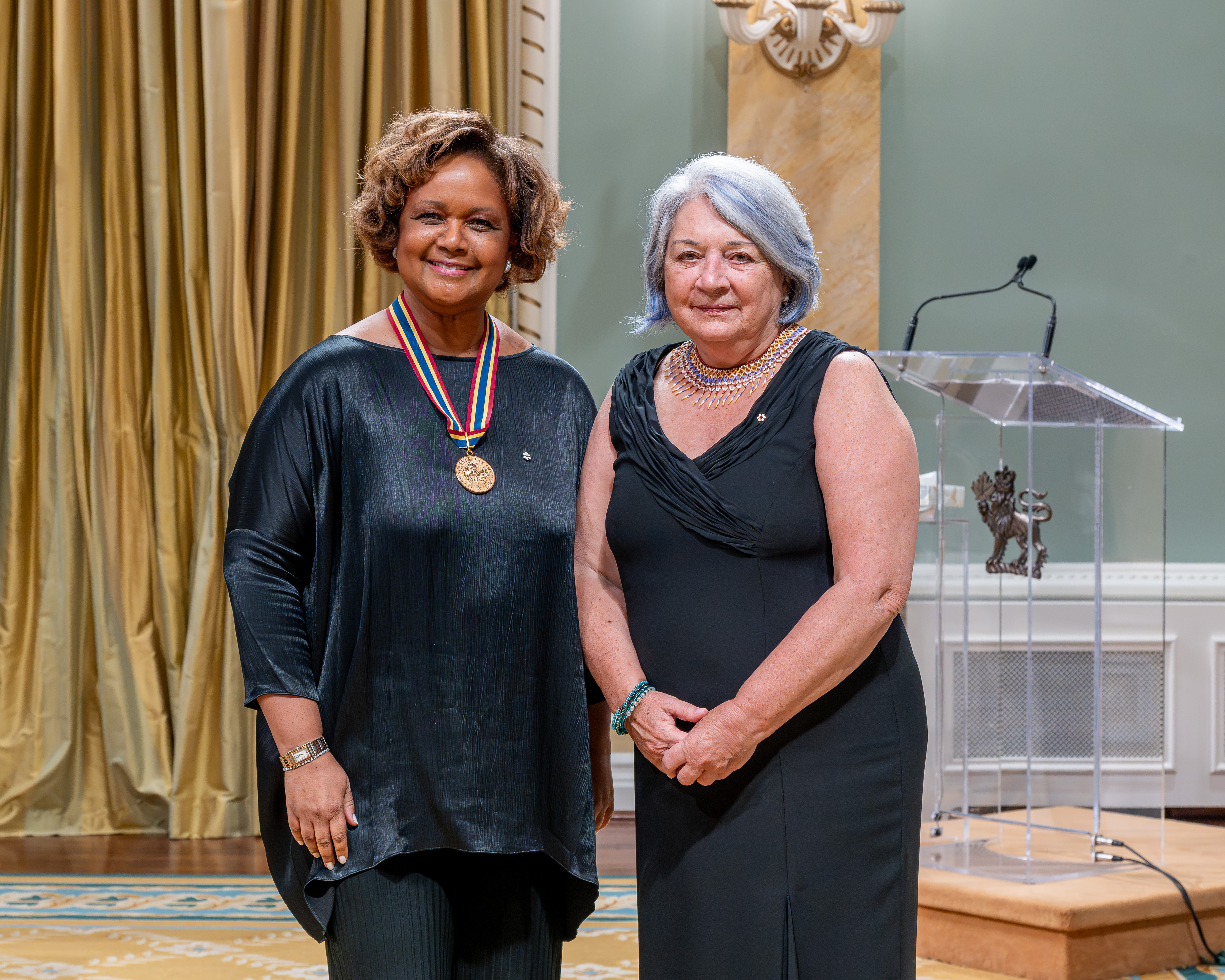 La gouverneure générale Mary Simon aux côtés du lauréat du Prix du Gouverneur général pour les arts du spectacle Tonya Williams.