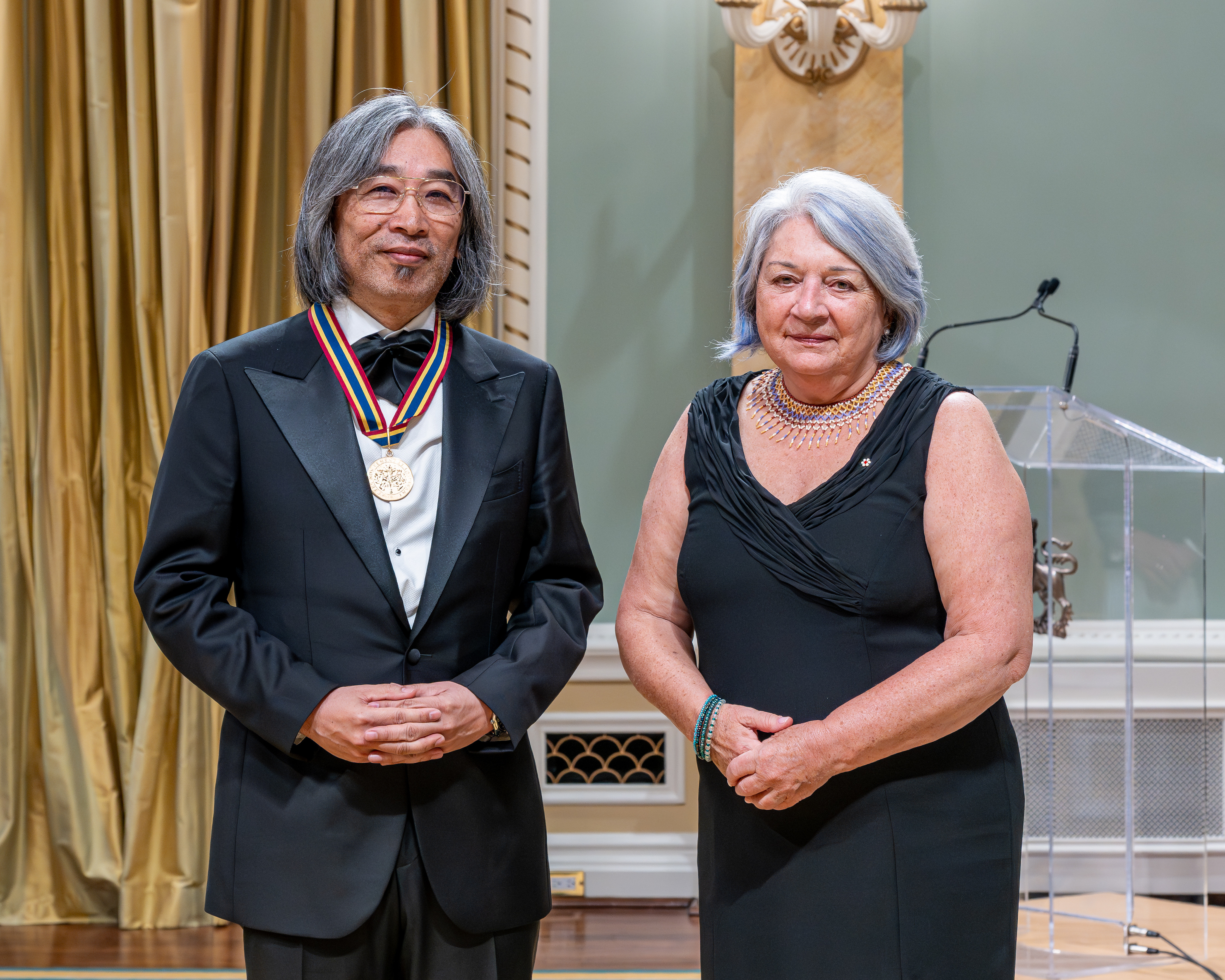 La gouverneure générale Mary Simon aux côtés du lauréat du Prix du Gouverneur général pour les arts du spectacle Sae Hoon (Stan) Chung.