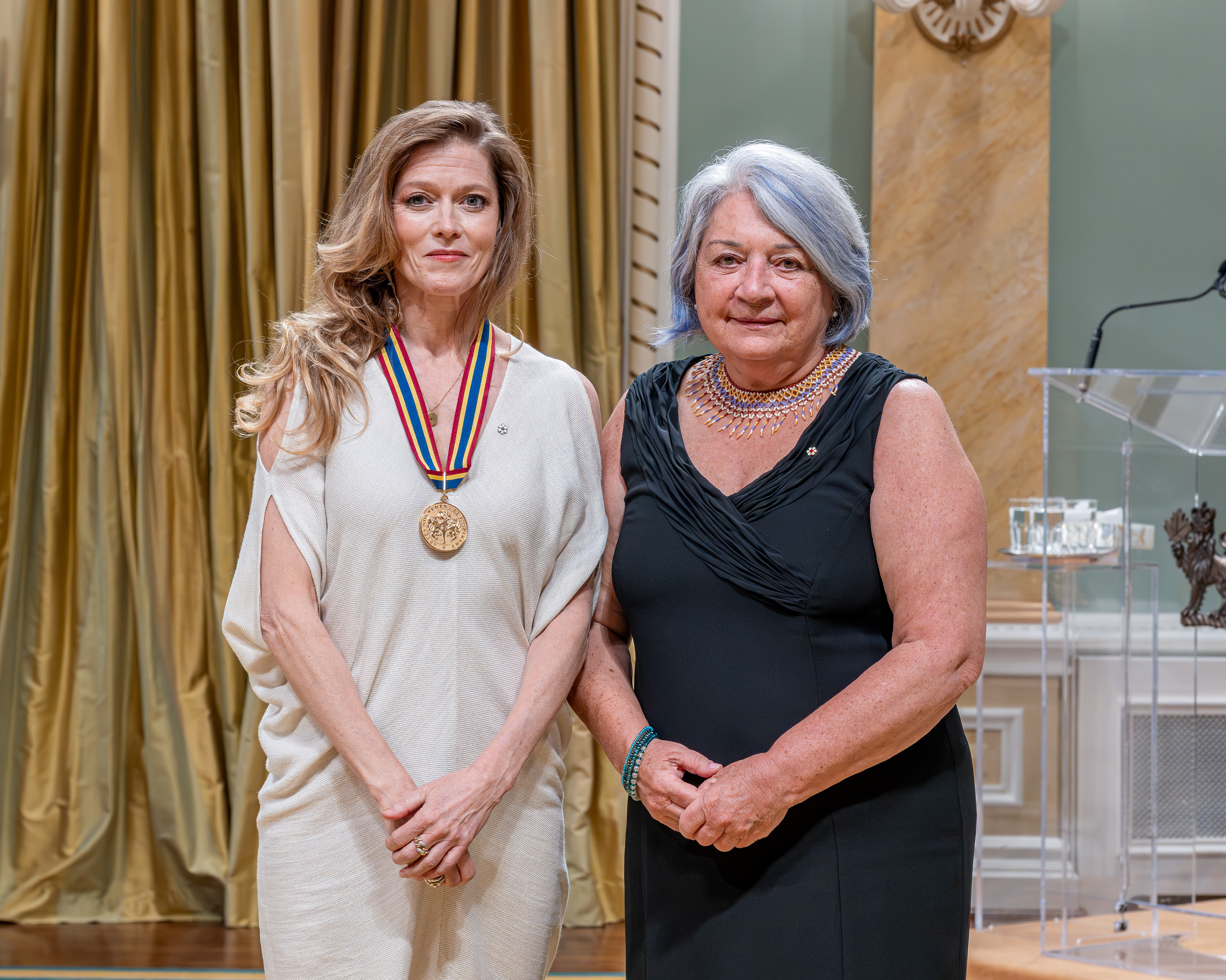 La gouverneure générale Mary Simon aux côtés du lauréat du Prix du Gouverneur général pour les arts du spectacle Barbara Hannigan.
