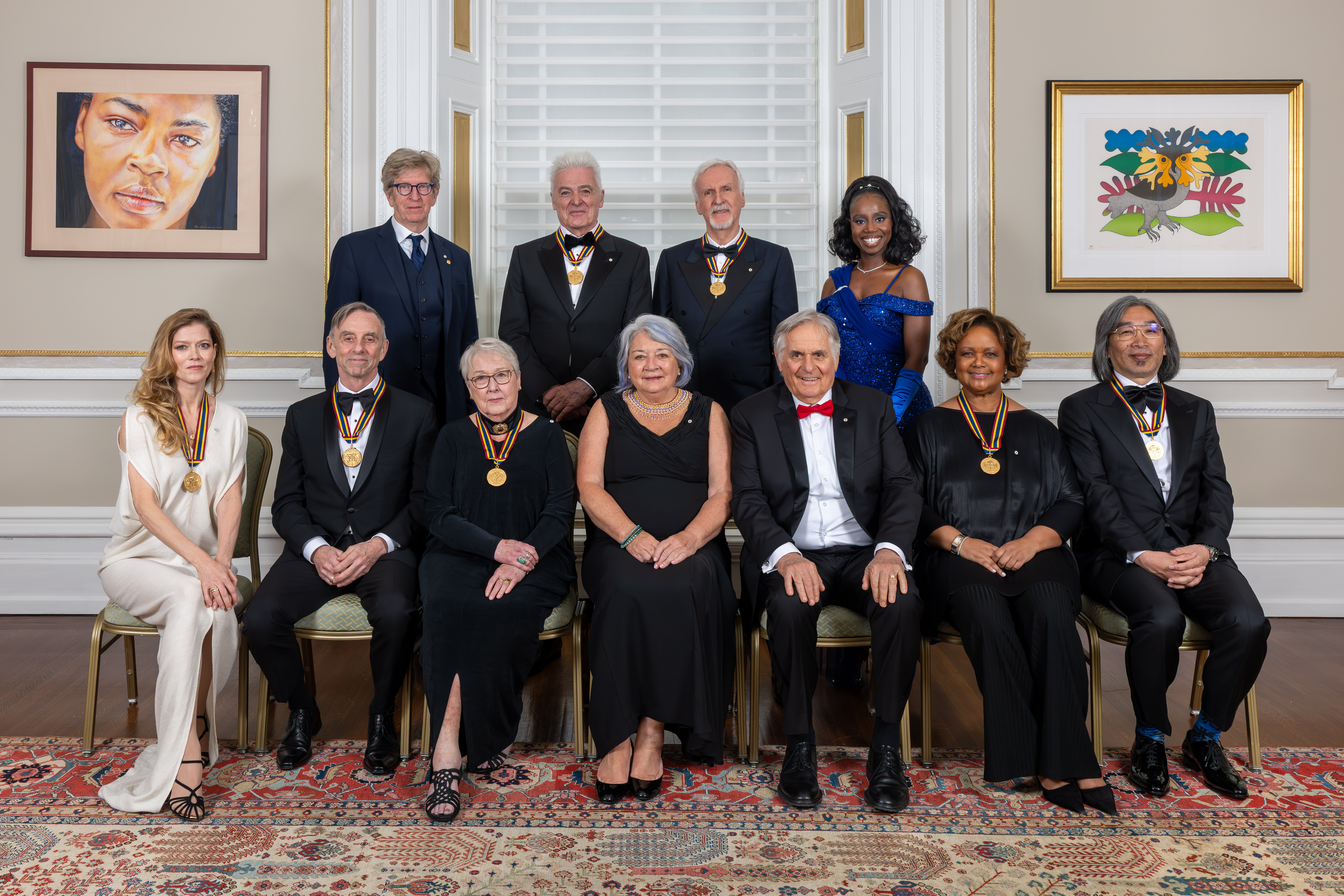 La gouverneure générale Mary Simon et M. Whit Fraser posant pour une photo avec les lauréats du Prix du Gouverneur général pour les arts du spectacle.