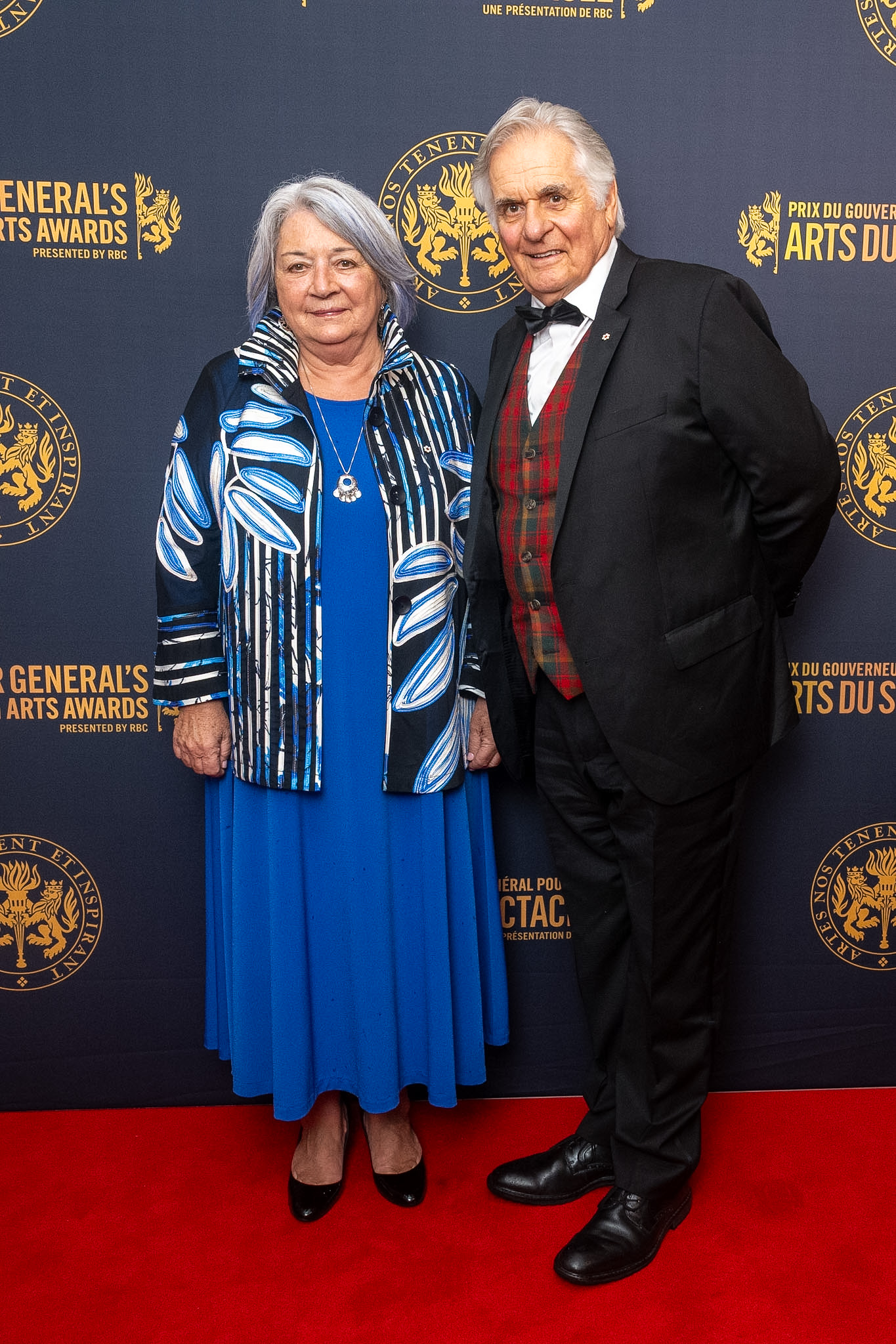 La gouverneure générale Mary Simon et M. Whit Fraser sur le tapis rouge au Centre National des Arts à l'occasion de la cérémonie des Prix du Gouverneur général pour les arts du spectacle.