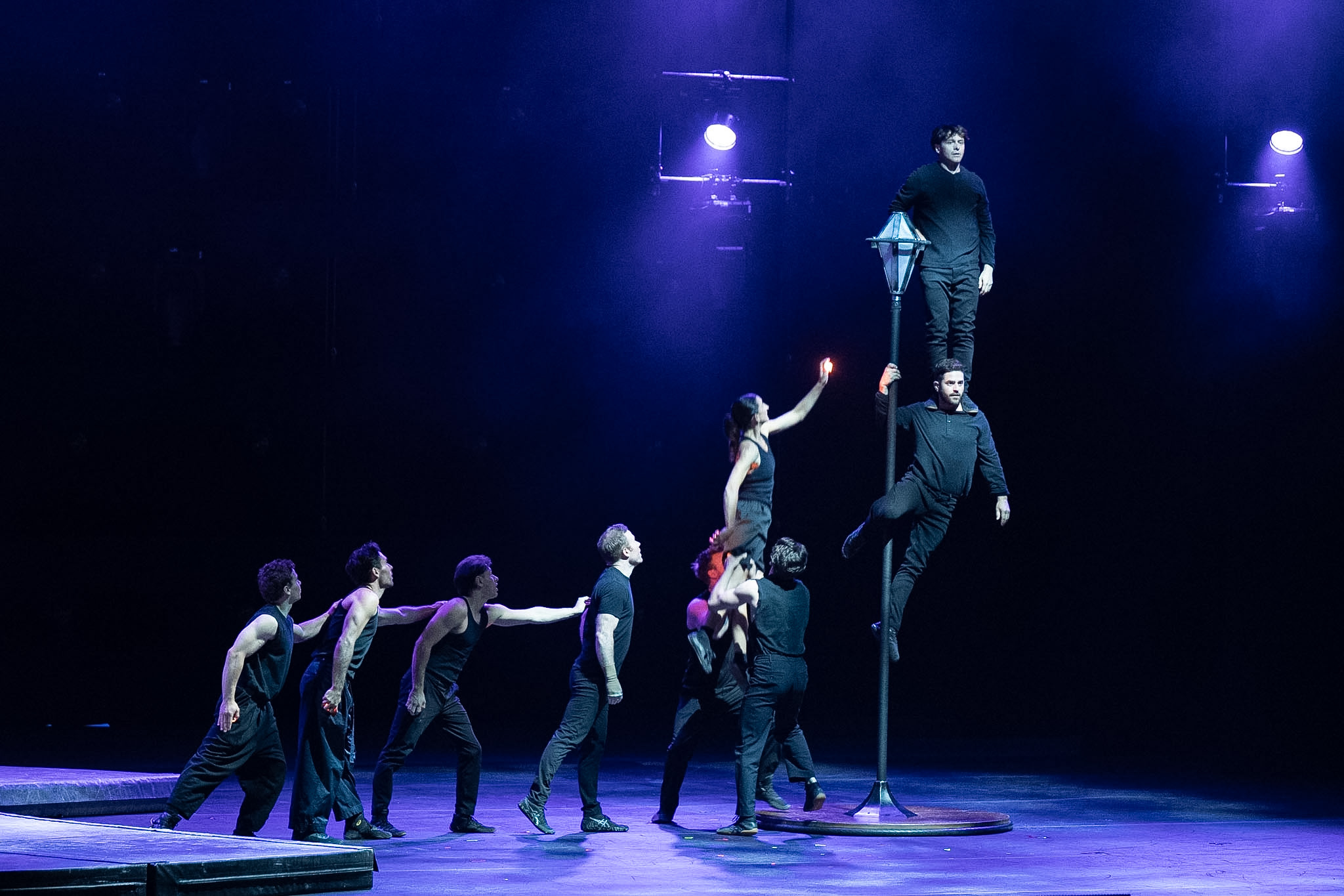 Neuf personnes vêtues de noir se produisent sur scène au Centre National des Arts de l'Canada dans le cadre de la cérémonie des Prix du Gouverneur général pour les arts du spectacle.