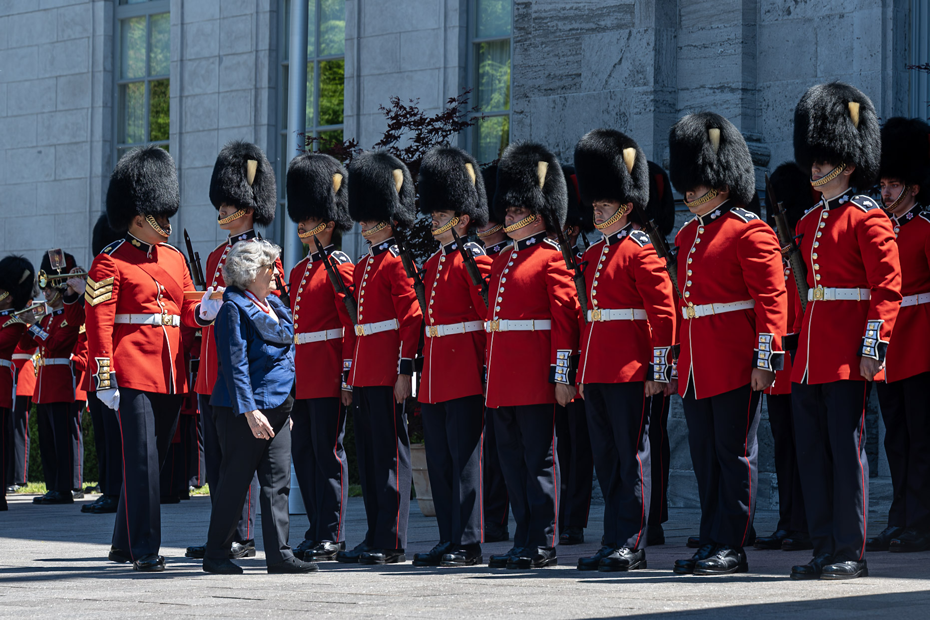 La gouverneure générale Louise Arbour passe devant les Footguards.v