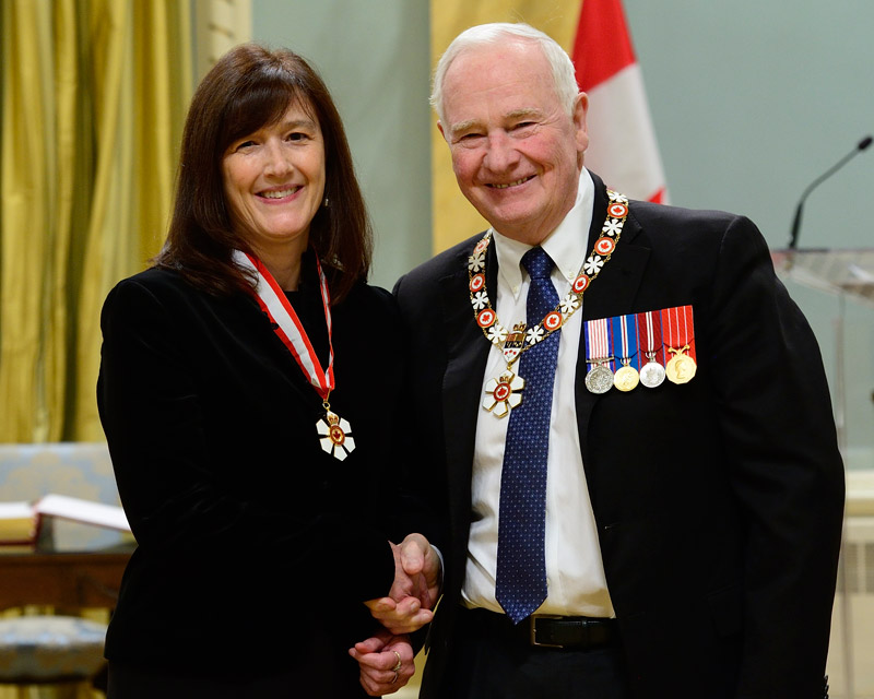 Barbara Sherwood Lollar et le Gouverneur Général David Johnston