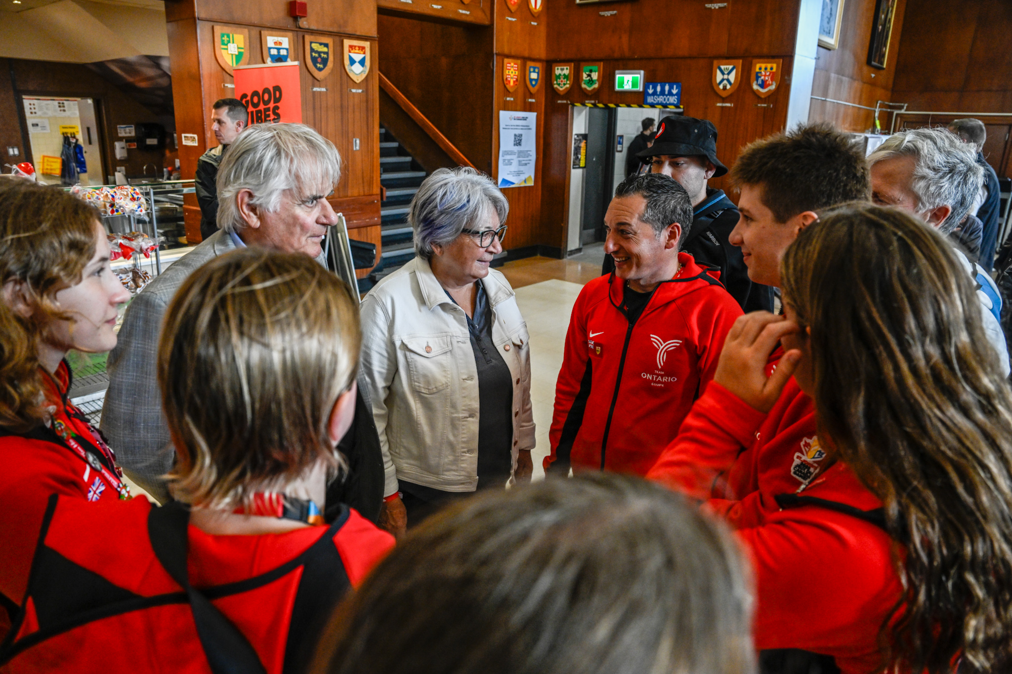 La gouverneure générale Mary Simon et M. Whit Fraser discutant dans un hall d'entrée.