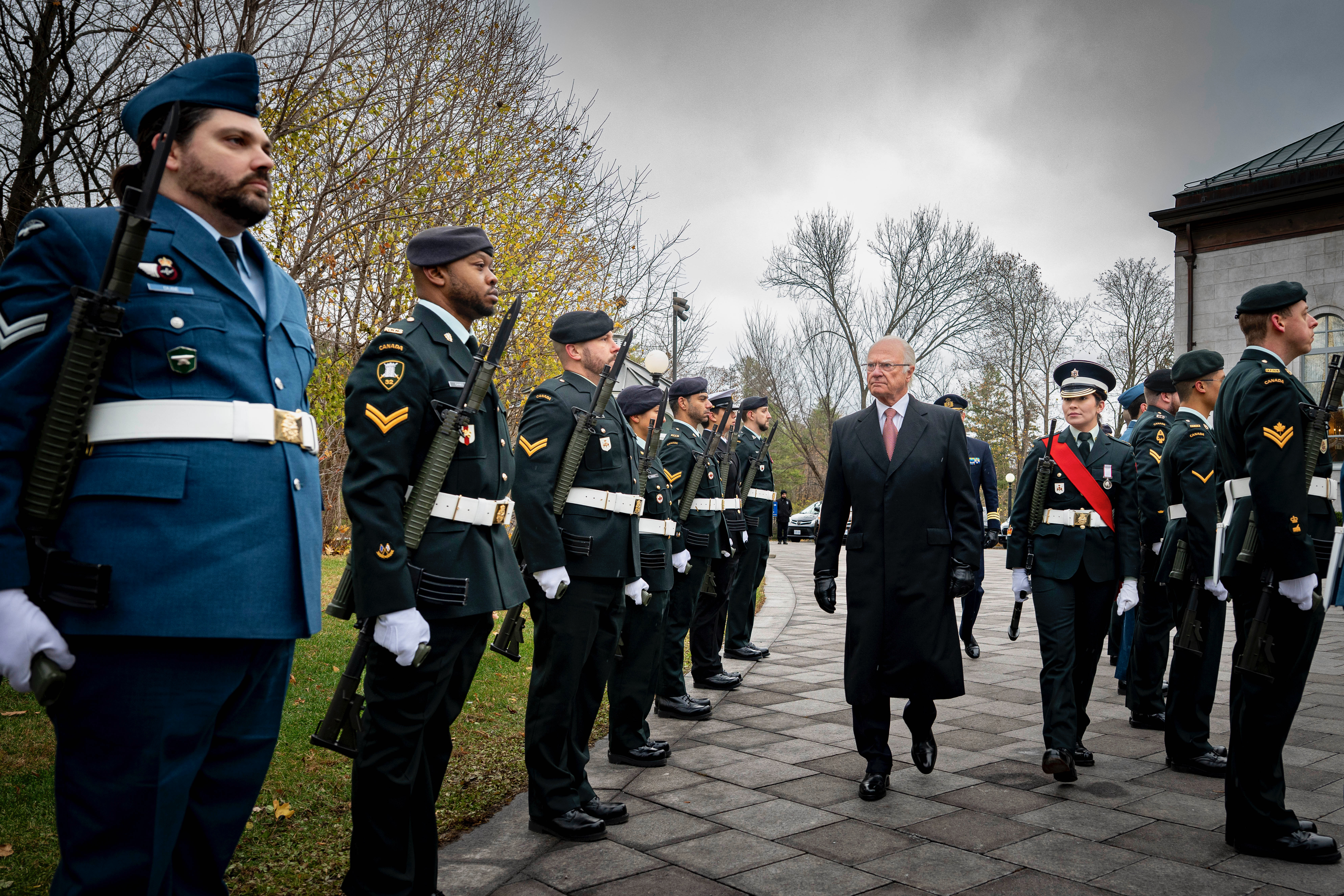 Sa Majesté le roi Carl XVI Gustaf inspectant une garde d'honneur.