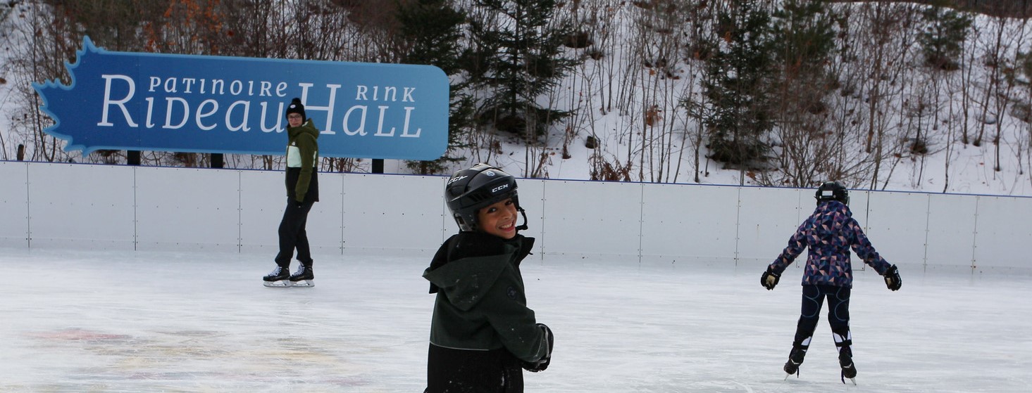 Deux enfants et une adulte patinent sur la Patinoire Rideau Hall Photo: Sandy Irvin, Rideau Hall © OSGG, 2026