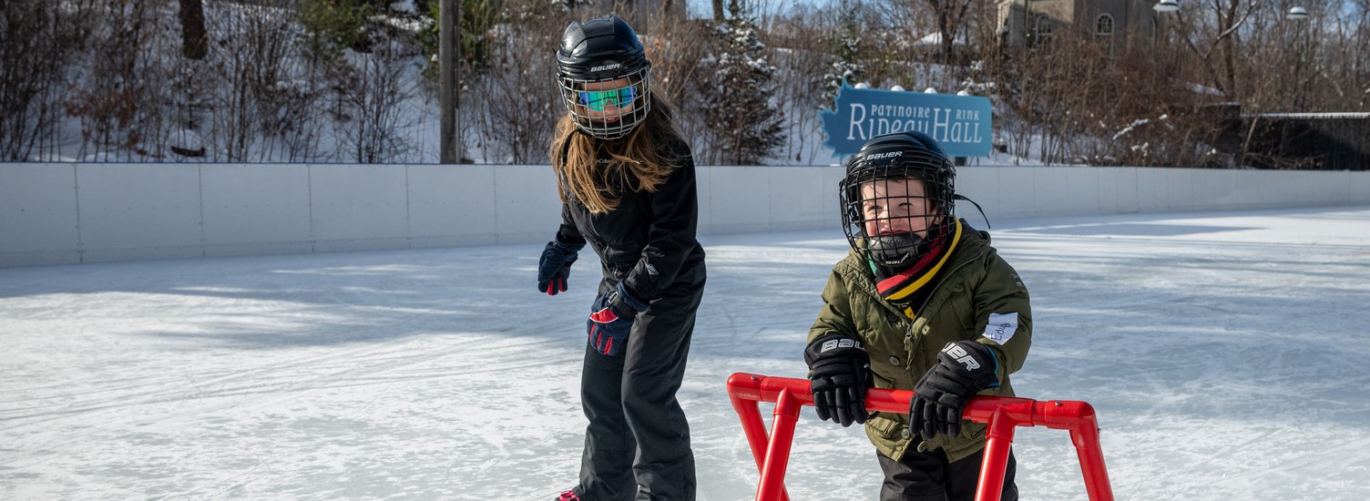 2 children skating at the Rideau Hall Rink