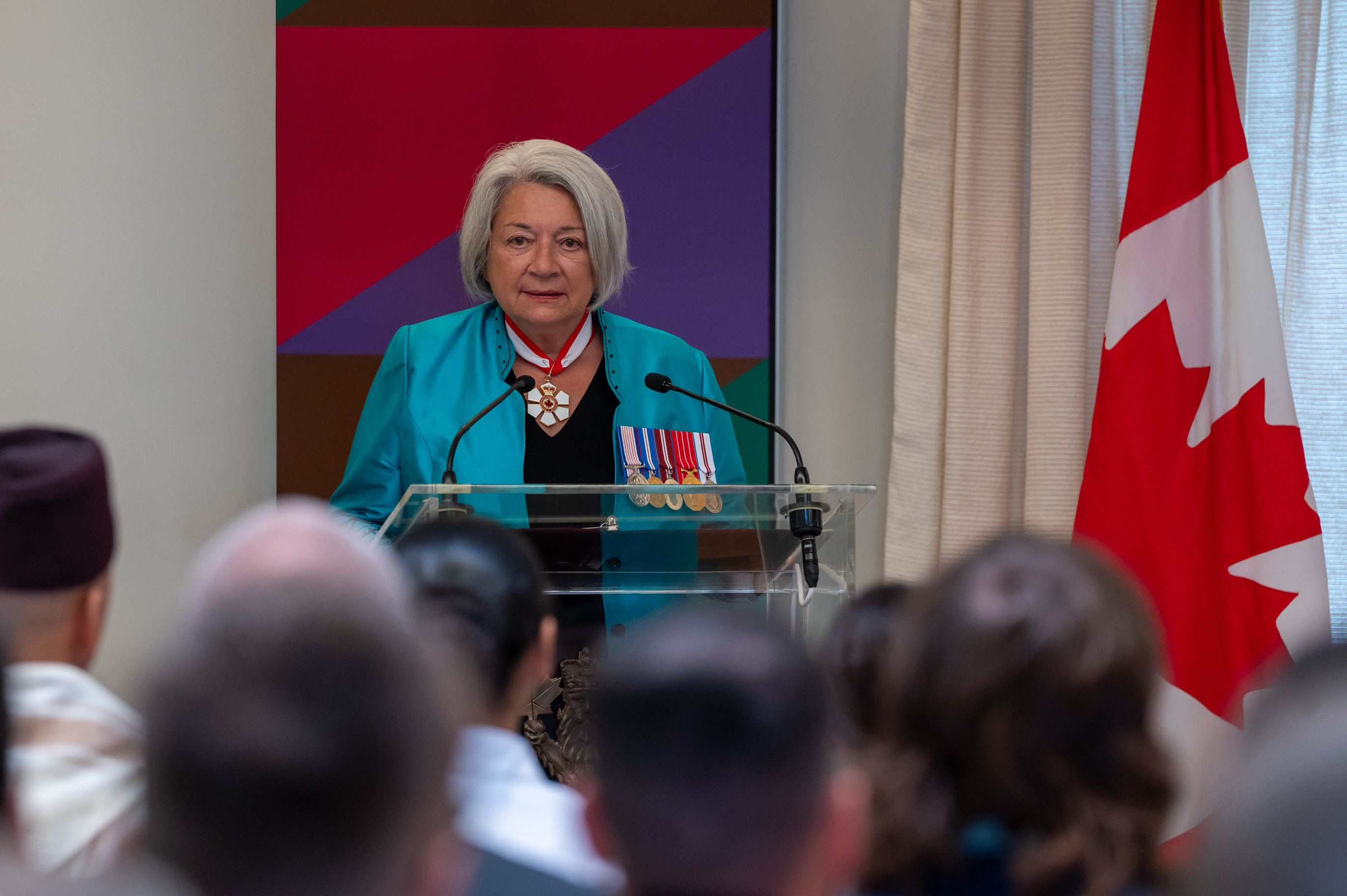 La gouverneure générale Mary Simon prend la parole sur un podium