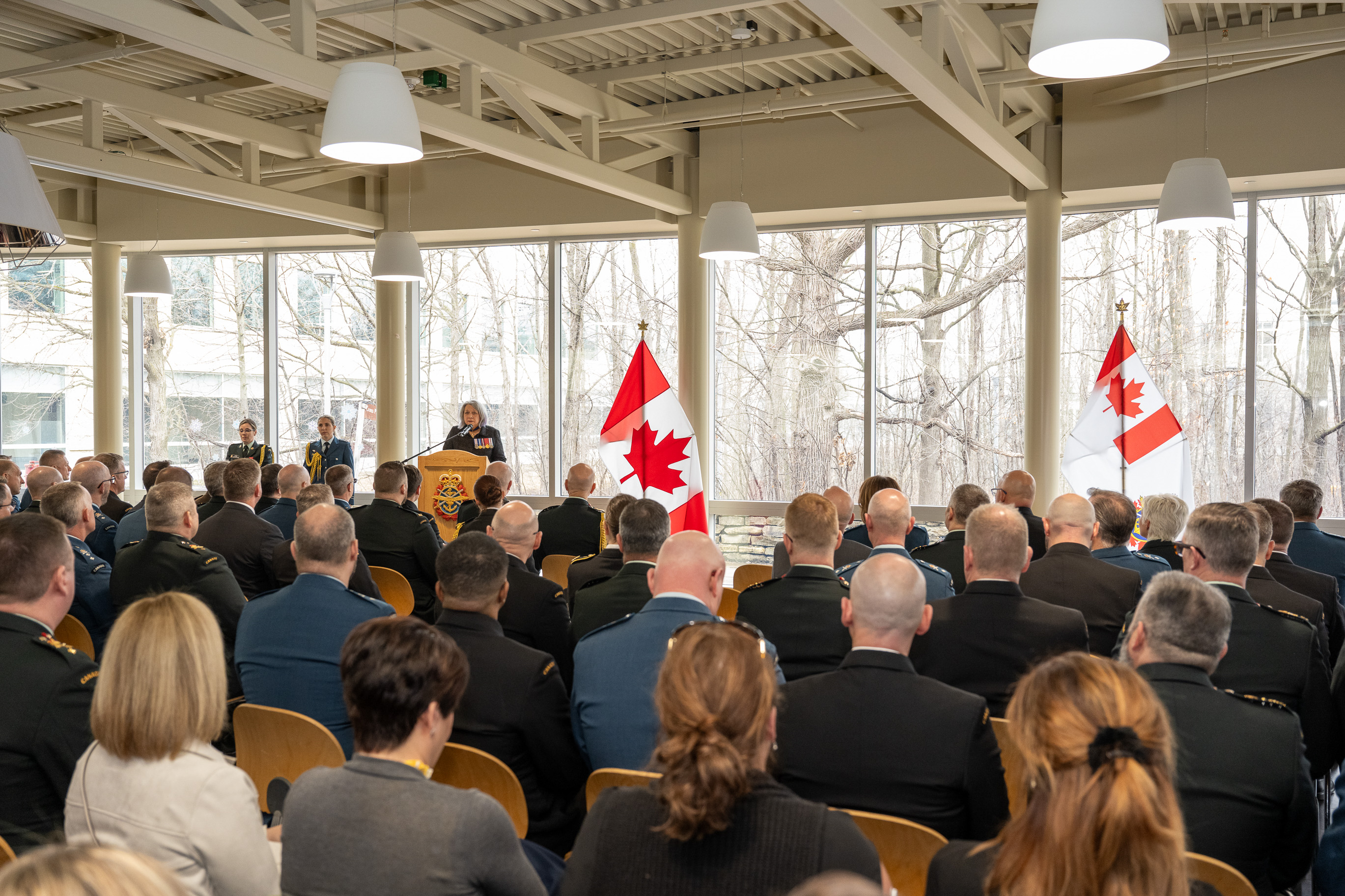 La gouverneure générale Mary Simon prononce son discours devant une salle remplie de membres des Forces armées canadiennes accompagnés de leurs familles
