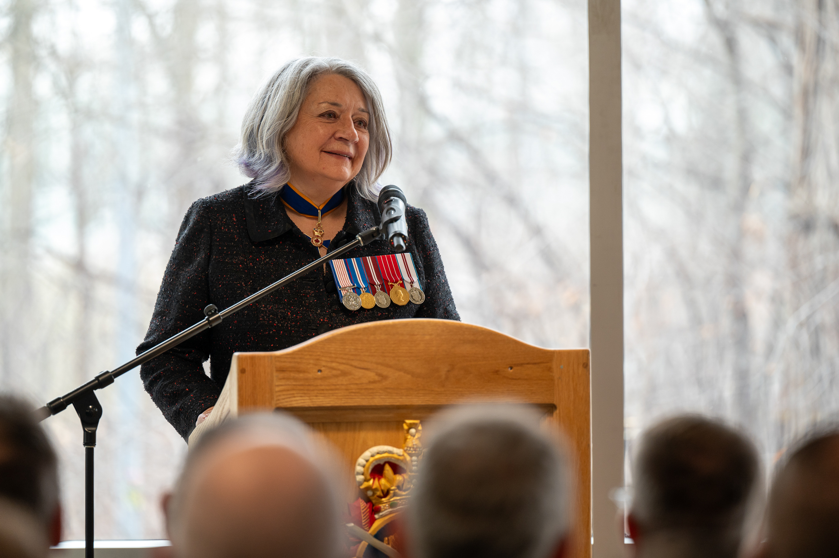 La gouverneure générale Mary Simon prononce son discours devant une salle remplie de membres des Forces armées canadiennes accompagnés de leurs familles