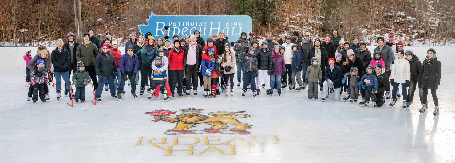 Une groupe de personnes sur la Patinoire Rideau Hall