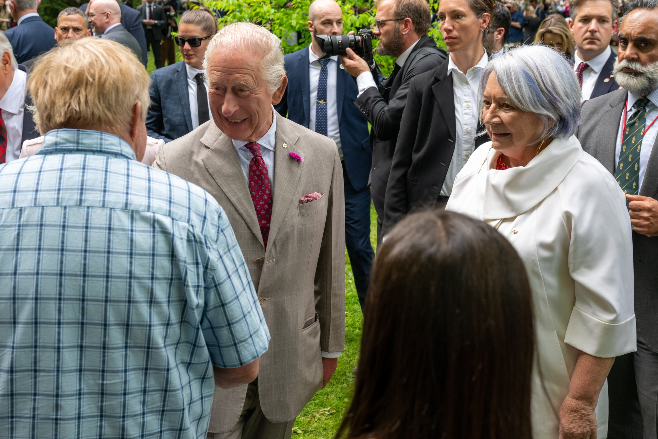 Sa Majesté le Roi Charles III serrant la main de personnes à l'extérieur de Rideau Hall.
