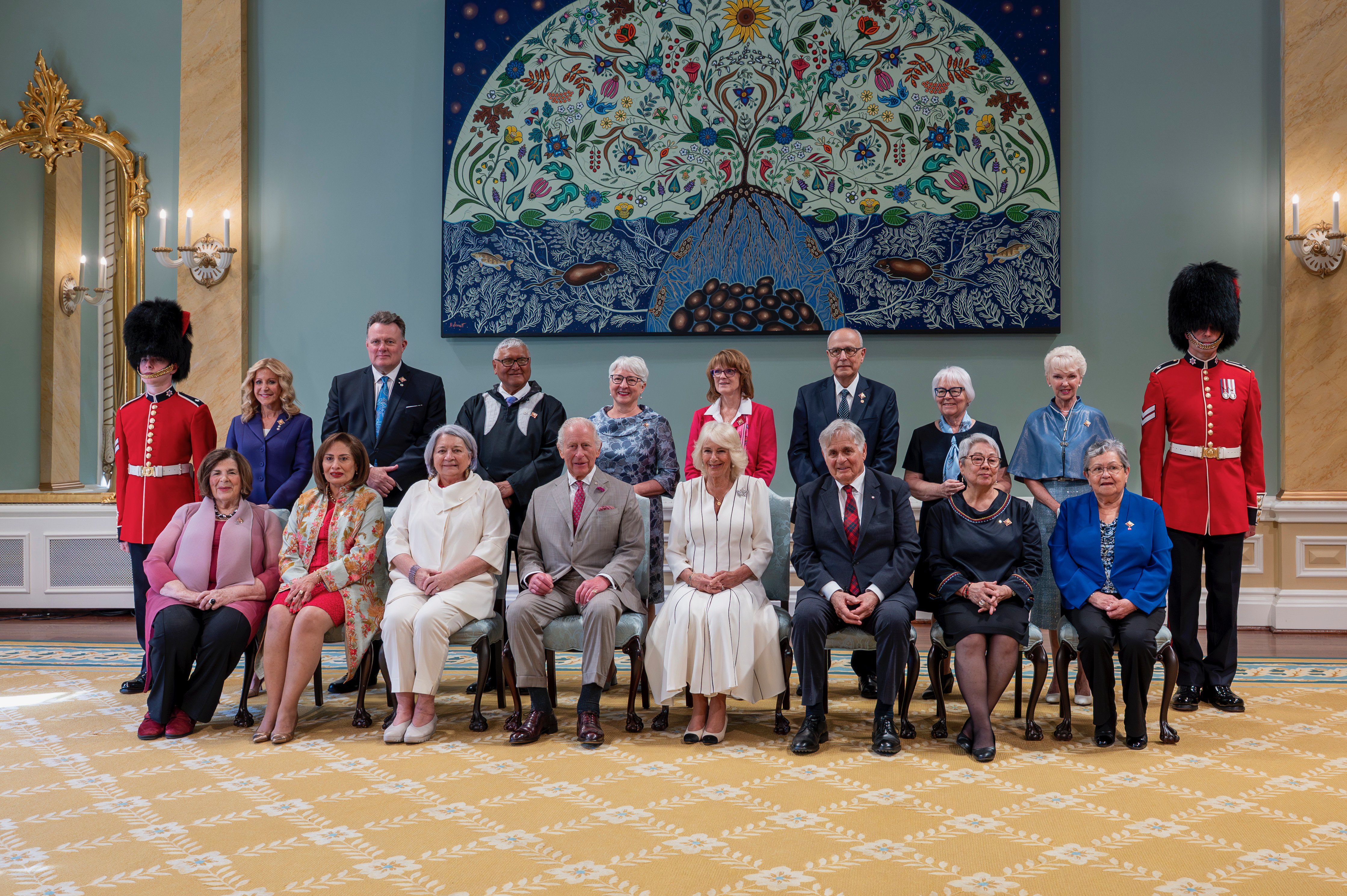 Photo de groupe de Leurs Majestés avec Leurs Excellences et les représentants vice-royaux.
