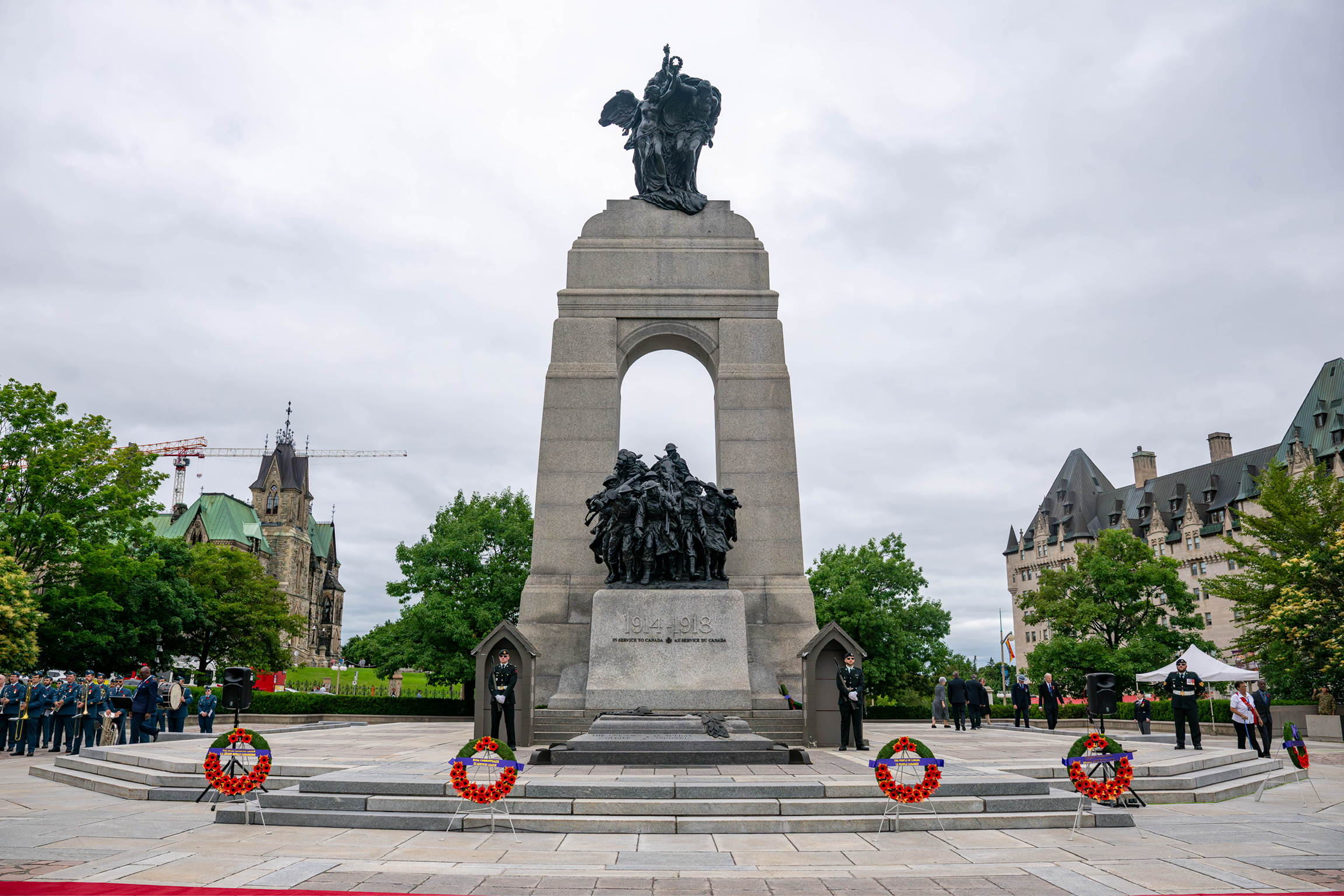 Des gerbes au Monument commémoratif de guerre du Canada.