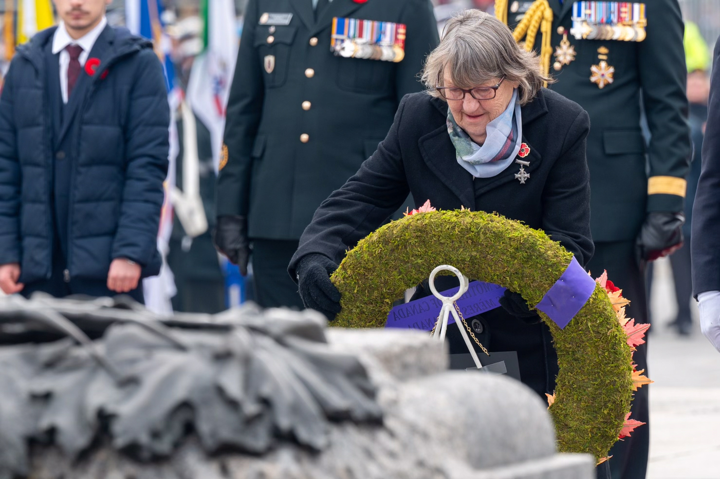 La mère de la Croix d'argent, Mme Gloria Hooper, dépose une couronne lors de la cérémonie