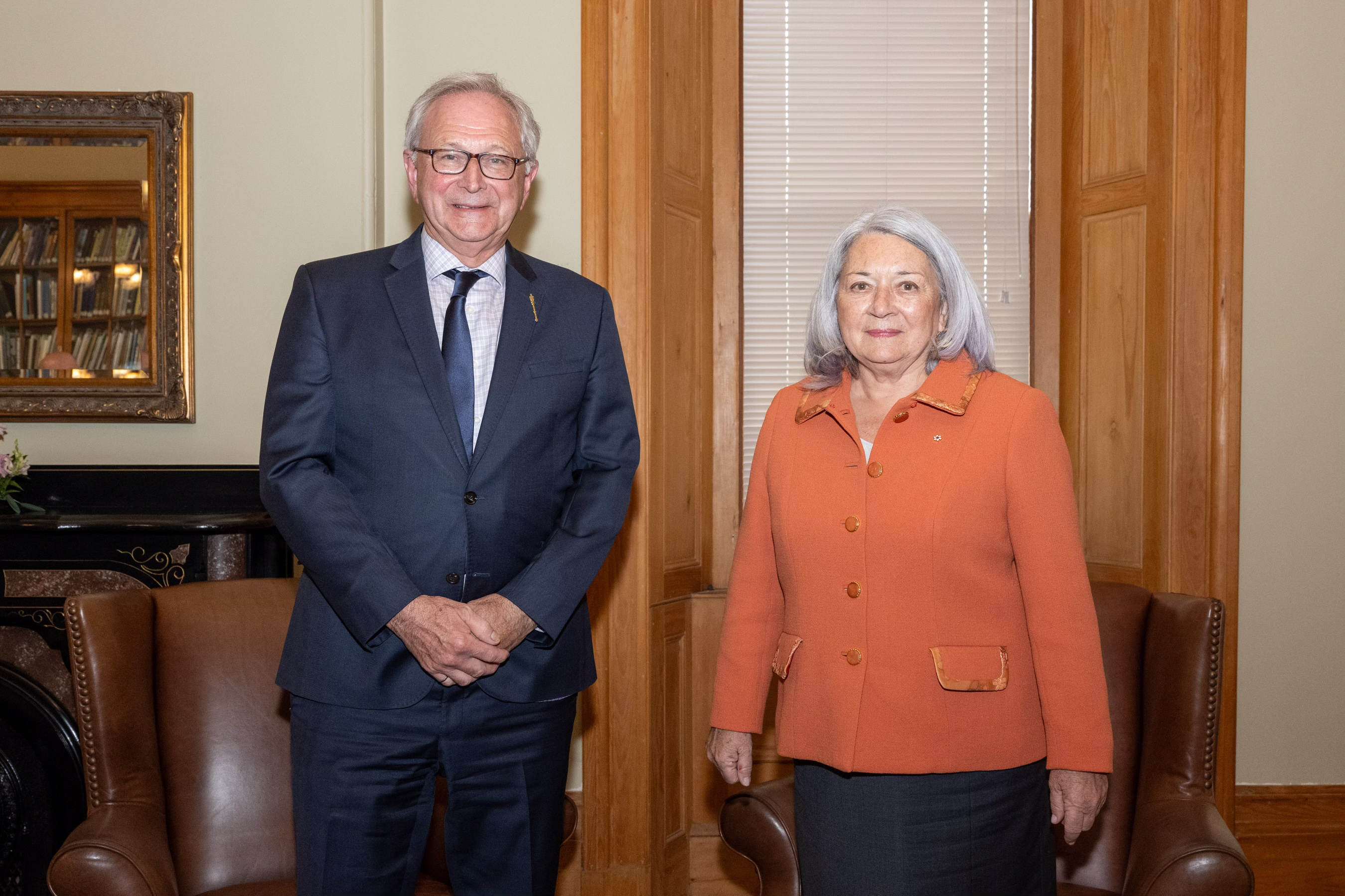 La gouverneure générale Simon se tient à côté de Blaine Higgs, premier ministre du Nouveau-Brunswick.
