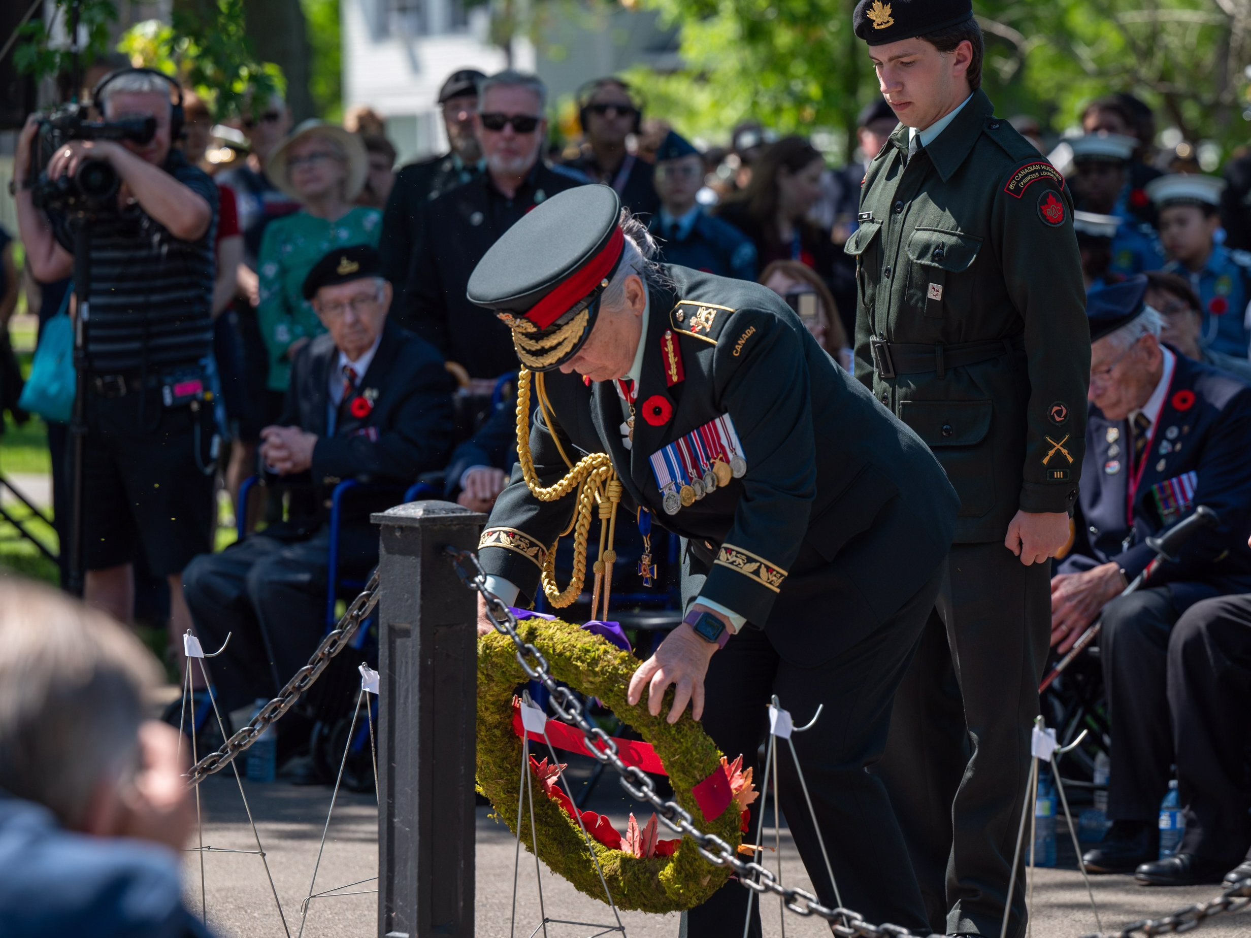 La gouverneure générale Mary Simon dépose une couronne lors de la cérémonie. Elle porte l'uniforme de l'armée canadienne