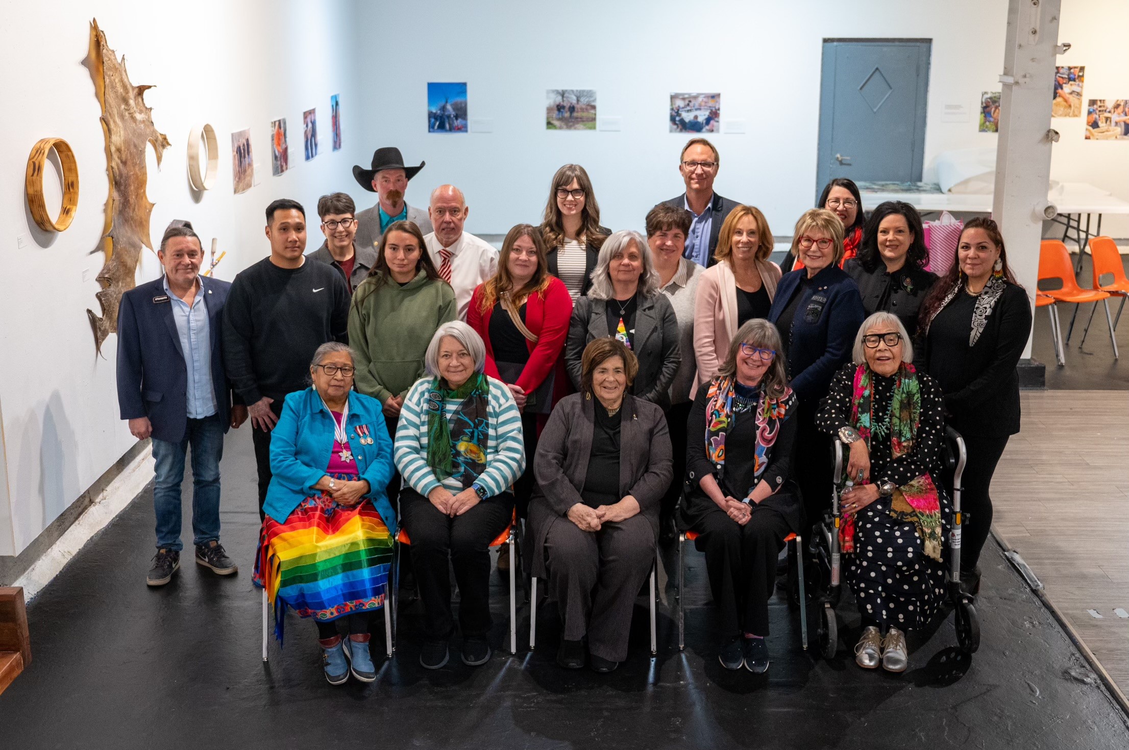 Photo de groupe de 21 personnes. La gouverneure générale Mary Simon est assise au premier rang avec quatre autres personnes. Le reste du groupe est derrière, hommes et femmes, en deux rangées.