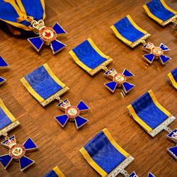 Rangées de médailles de l'Ordre ou du Mérite militaire sur une table.